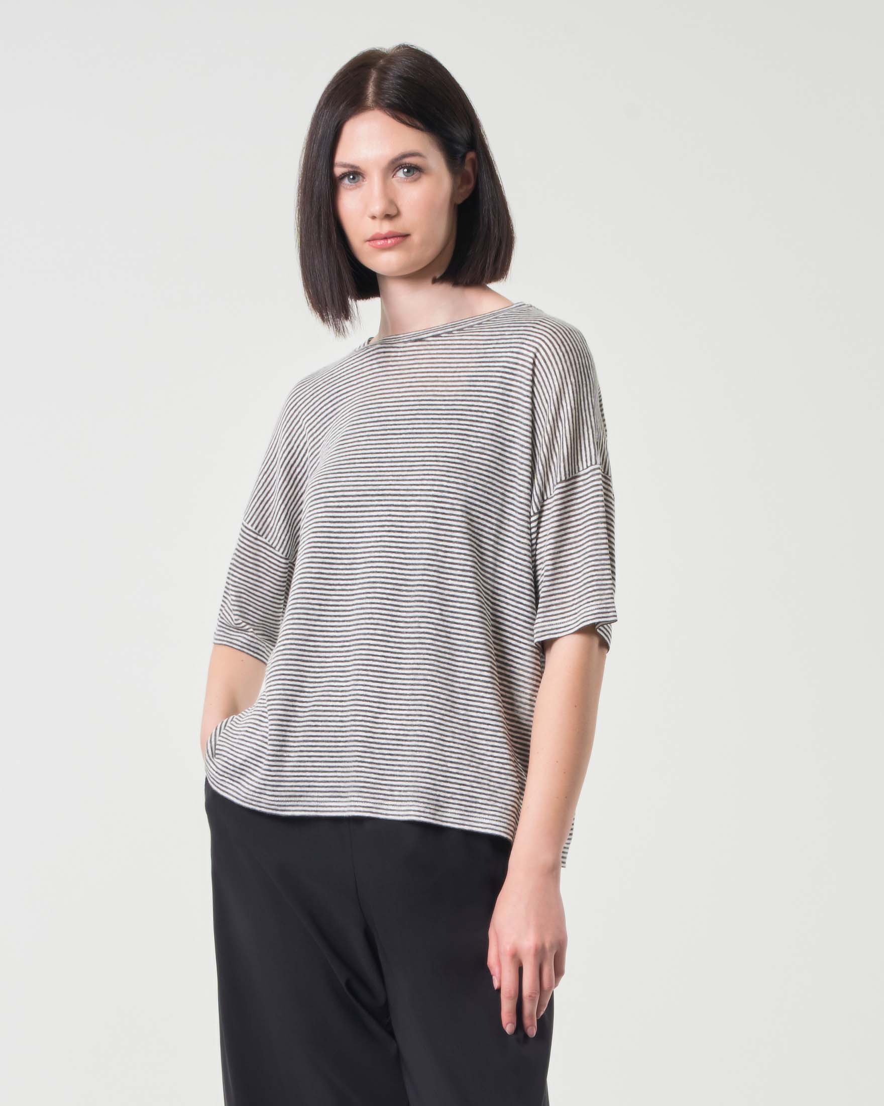 T-shirt in lino e viscosa a righe bianche e nere dalla linea boxy