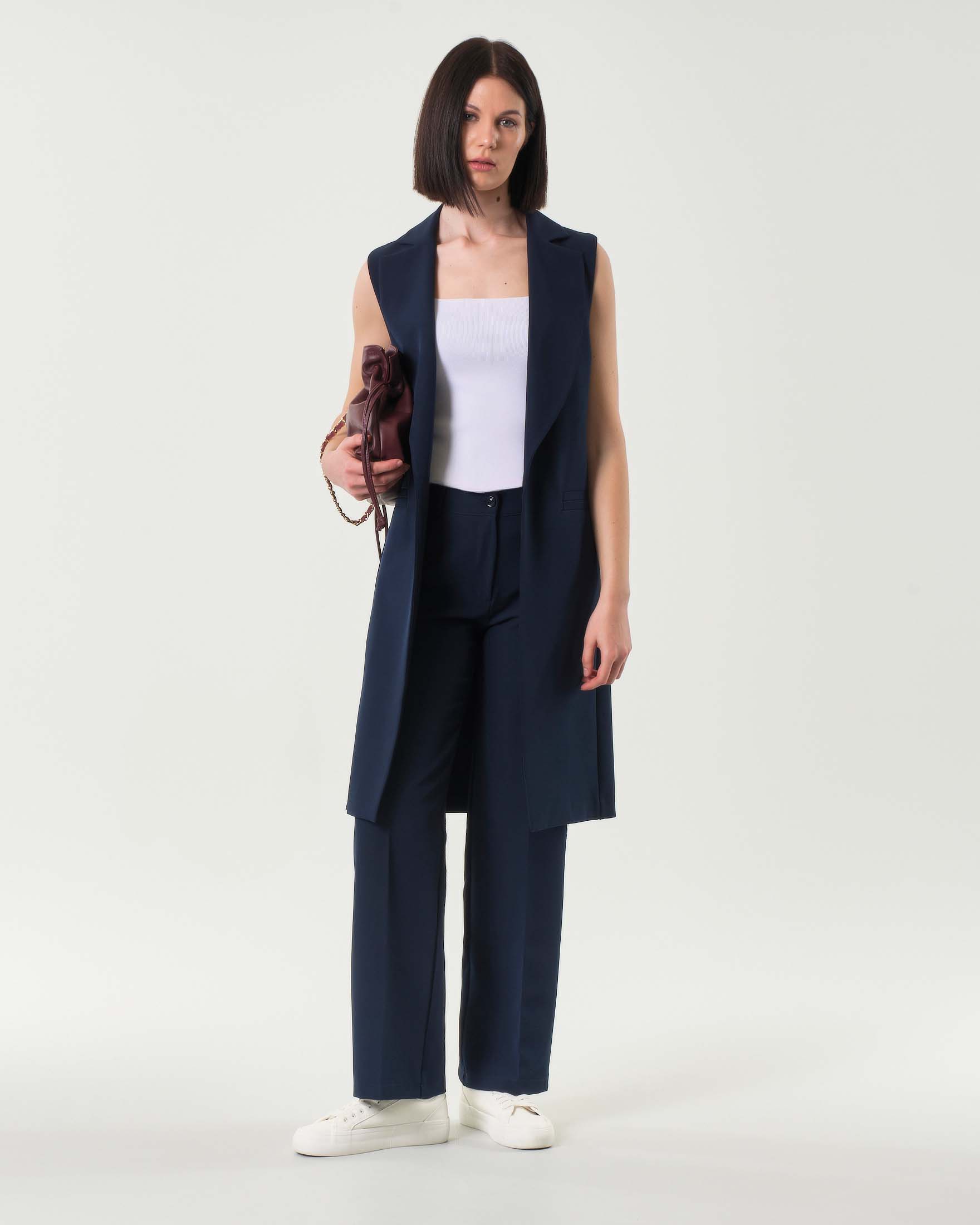 Gilet lungo blu in tessuto tecnico con scollo a rever senza bottoni di chiusura