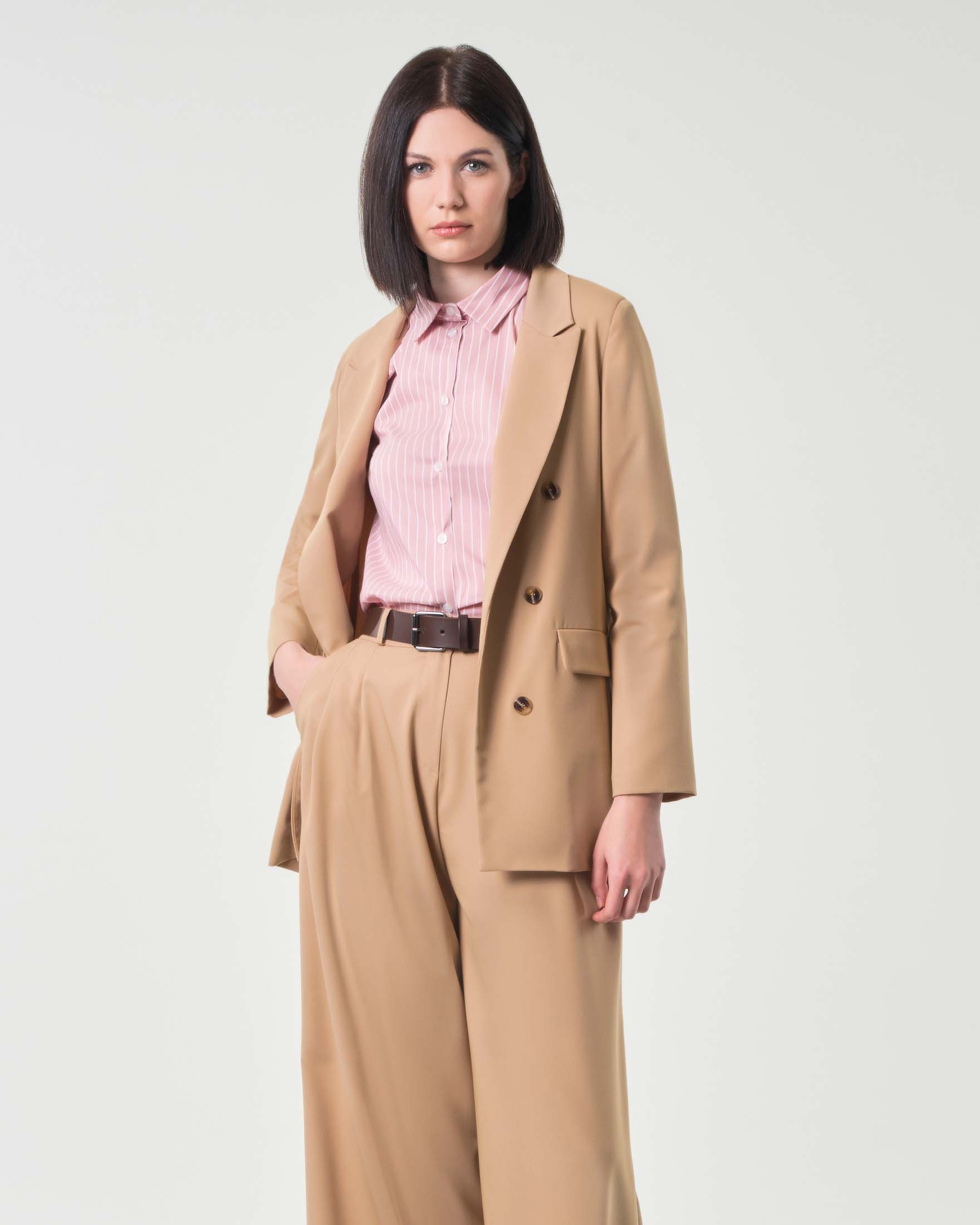 Blazer color cammello in viscosa viscosa con bottoni applicati finto doppiopetto