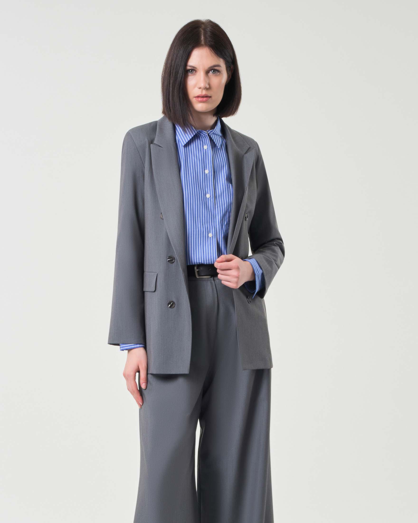 Blazer grigio chiaro in viscosa viscosa con bottoni applicati finto doppiopetto