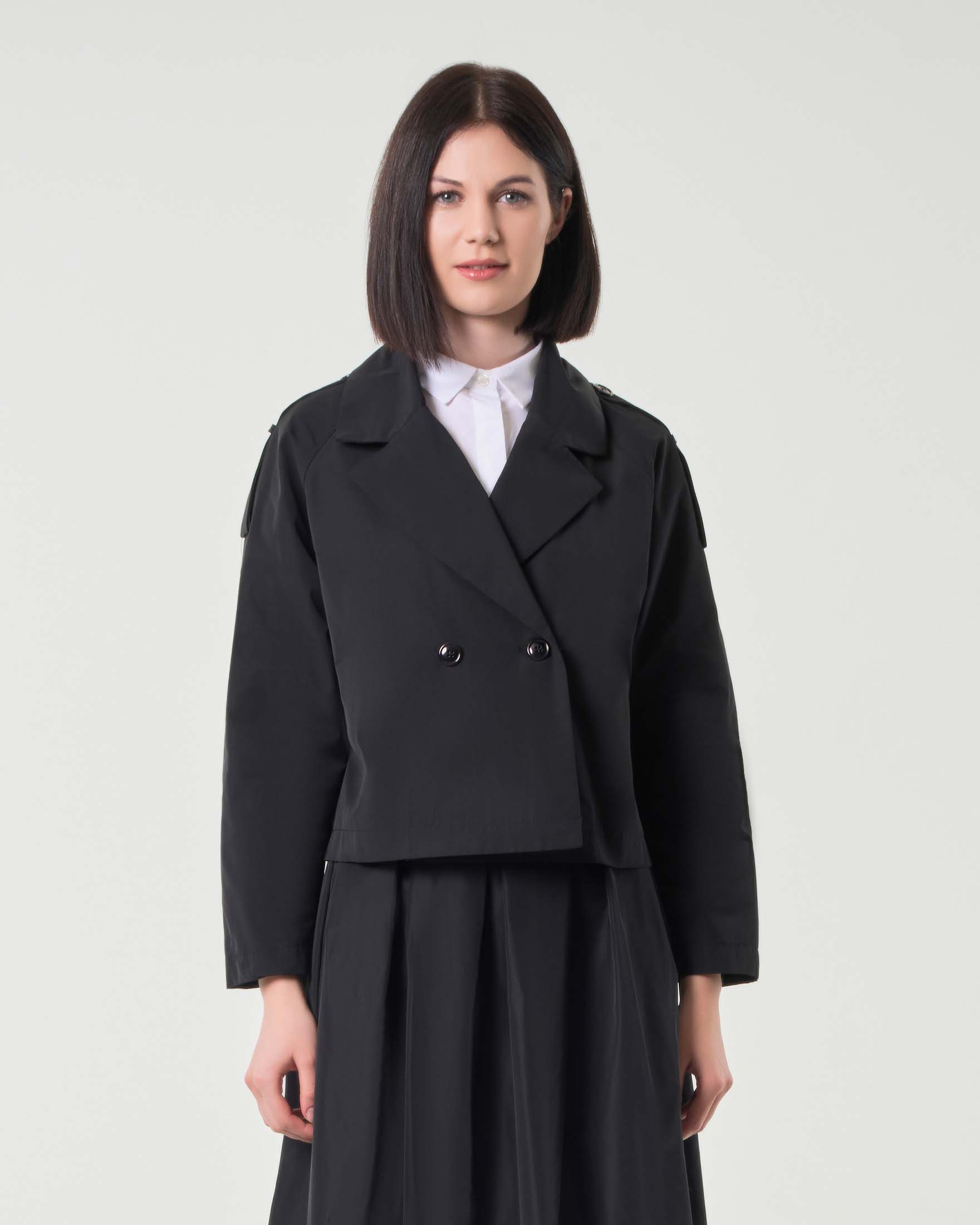Giacchina nera corta in taffetà con scollo a rever e chiusura a doppiopetto image
