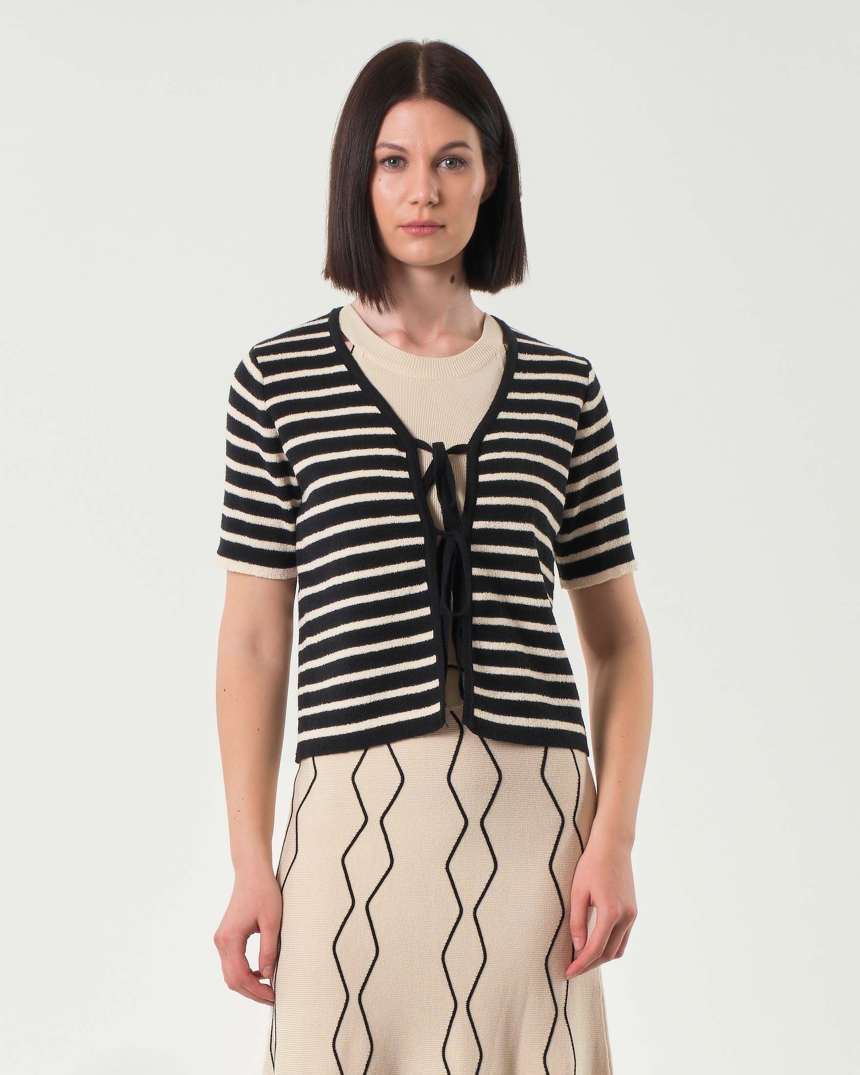 Cardigan nero in misto viscosa a righe beige con maniche corte e nastrini di chiusura