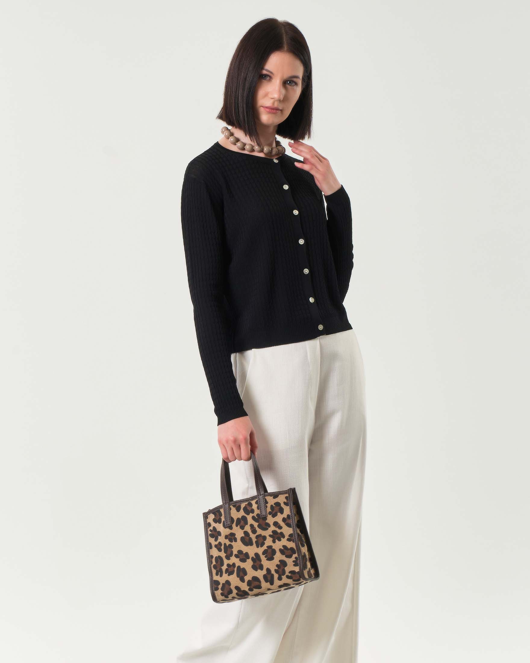 Cardigan nero in misto viscosa lavorata a trecce con scollo tondo