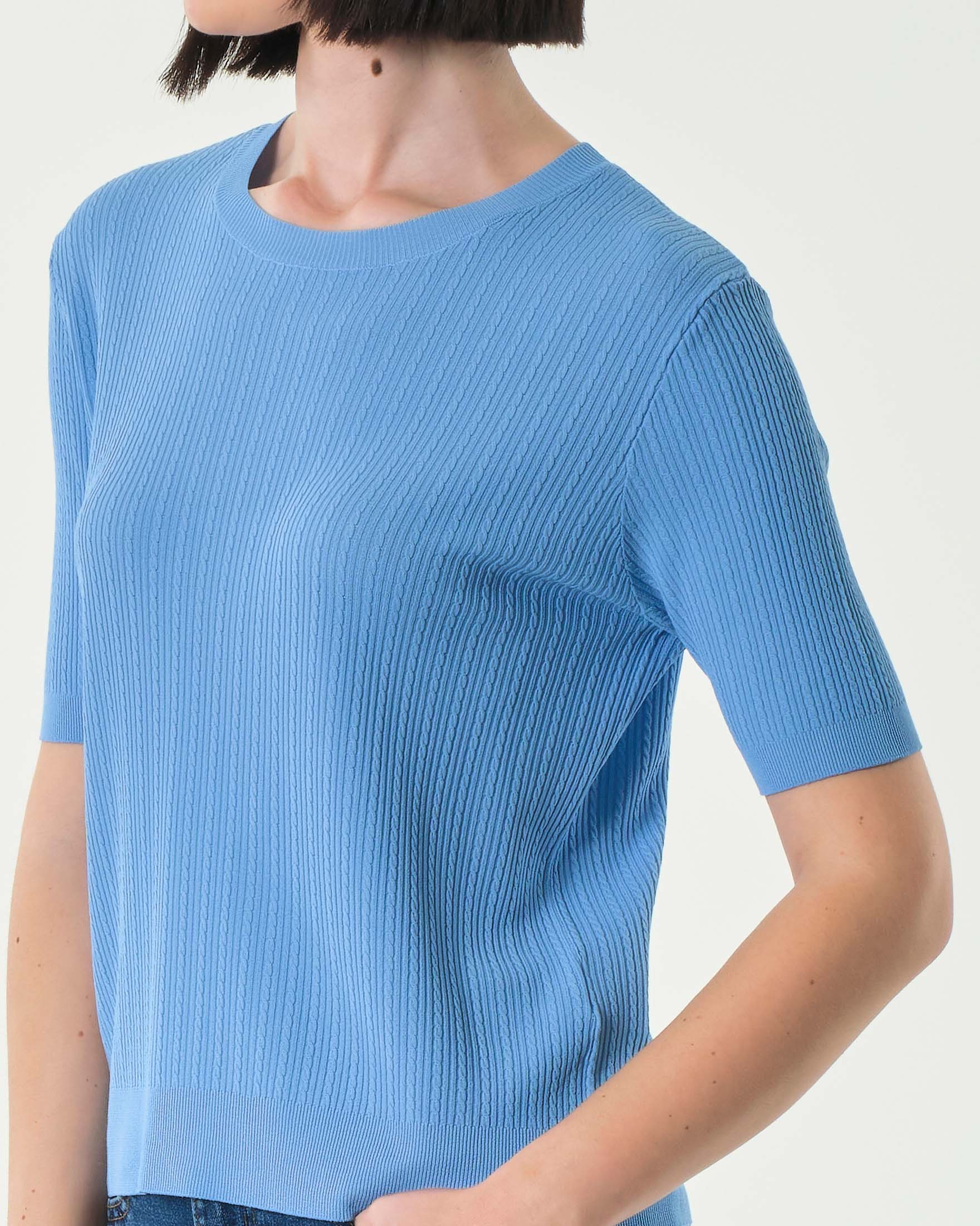 Maglia azzurra in misto viscosa a treccine con maniche corte image