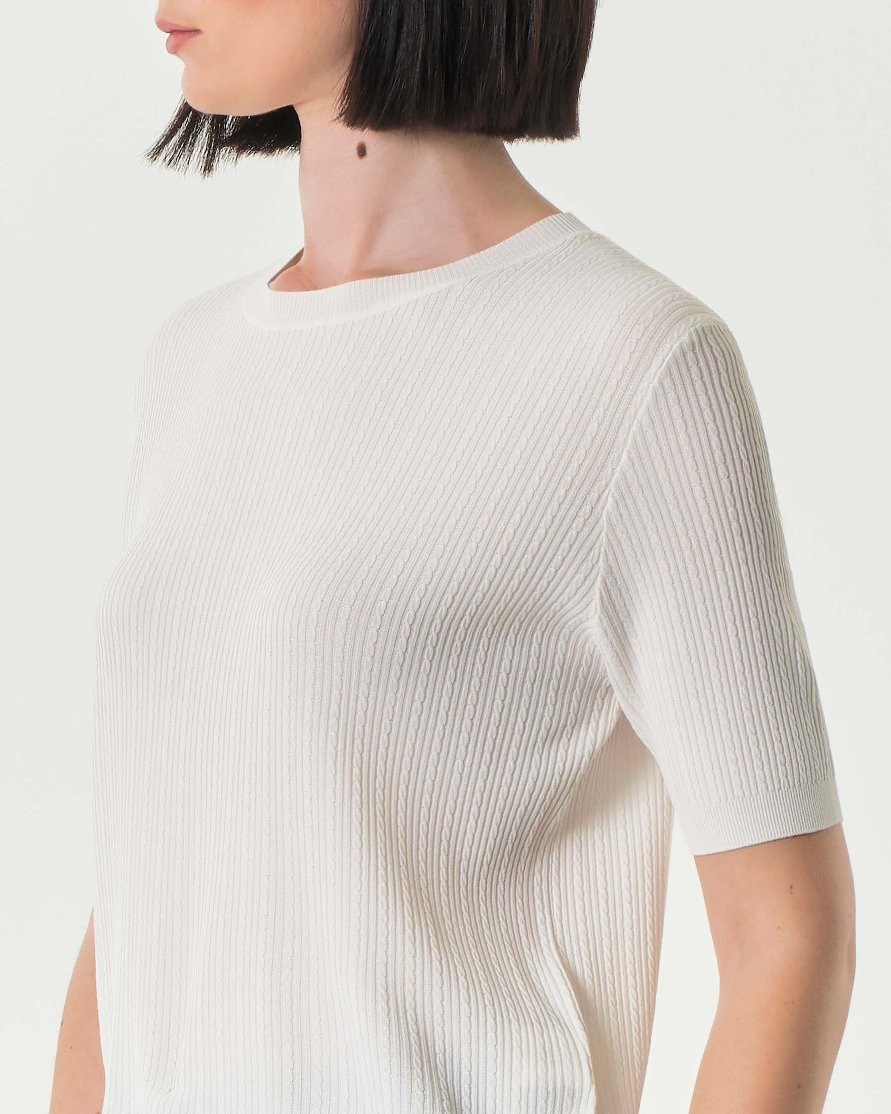 Maglia color avorio in misto viscosa a treccine con maniche corte image