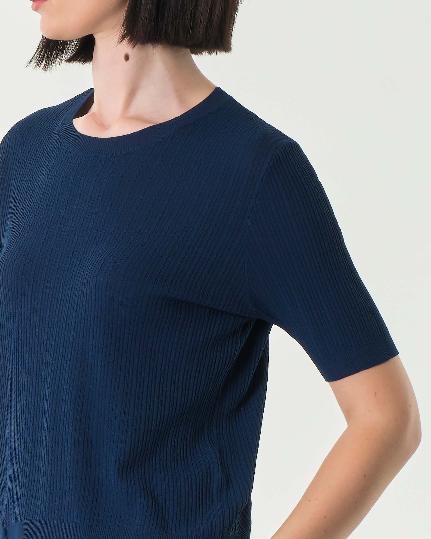 Maglia blu in misto viscosa a treccine con maniche corte image