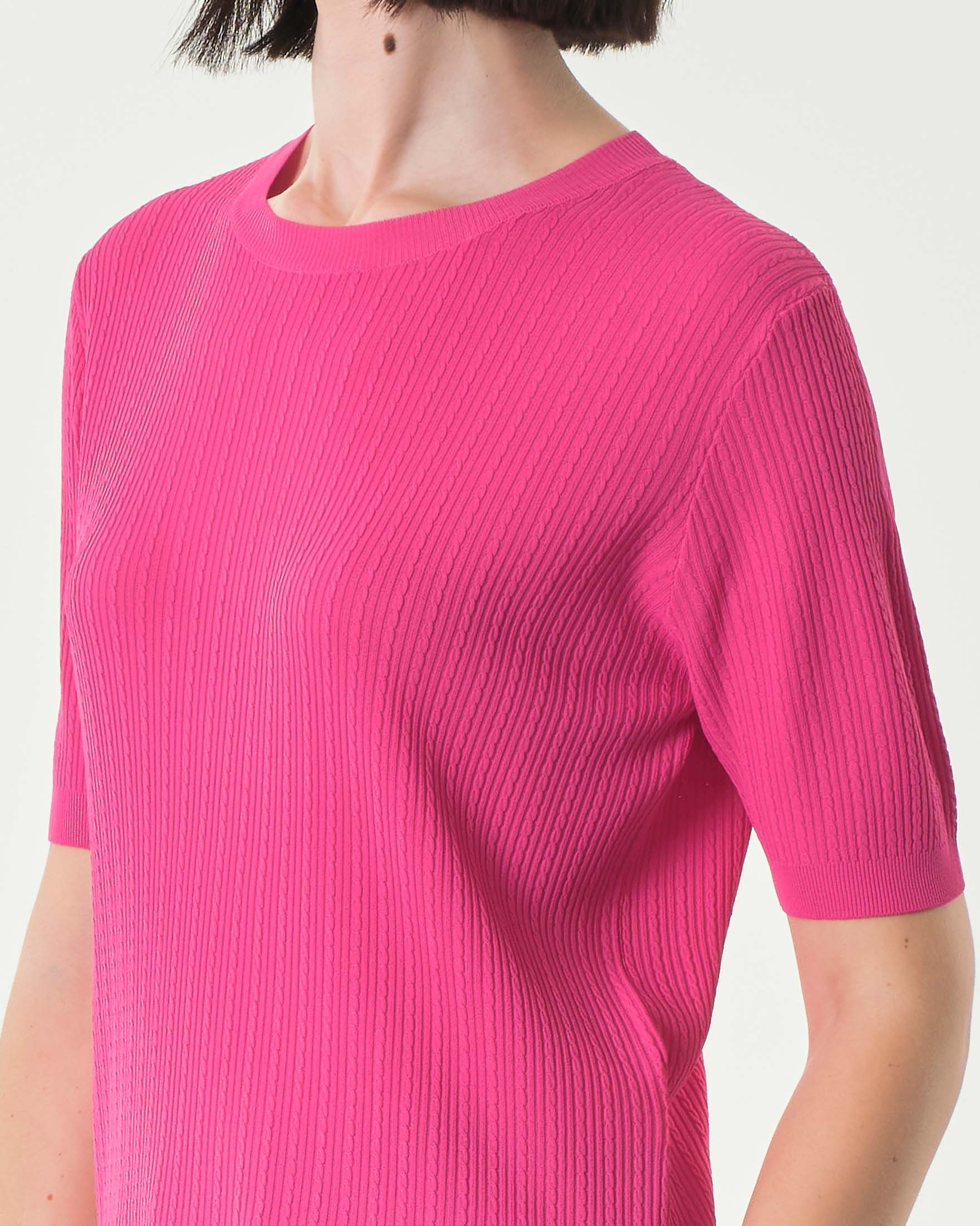 Maglia fucsia in misto viscosa a treccine con maniche corte image