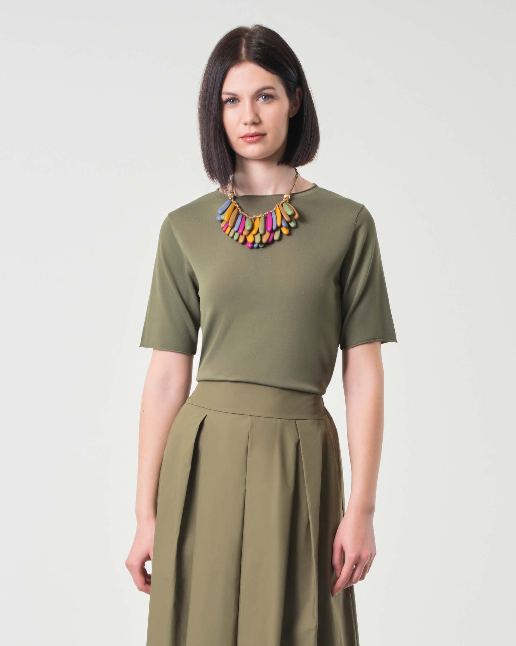 Maglia verde militare in misto viscosa con maniche corte e orlo a vivo