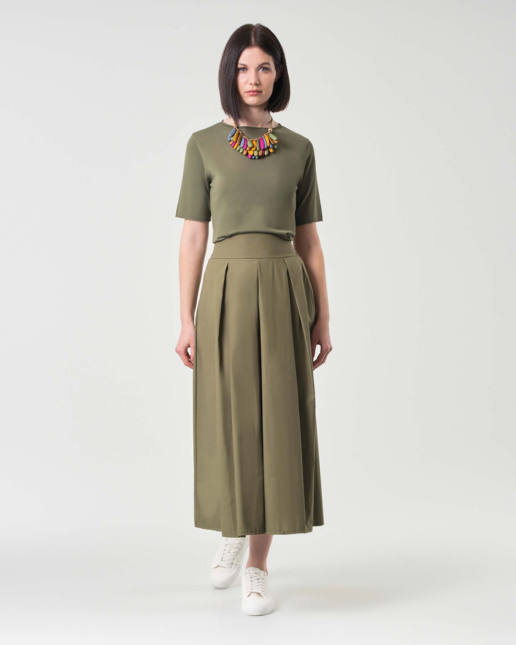 Maglia verde militare in misto viscosa con maniche corte e orlo a vivo image