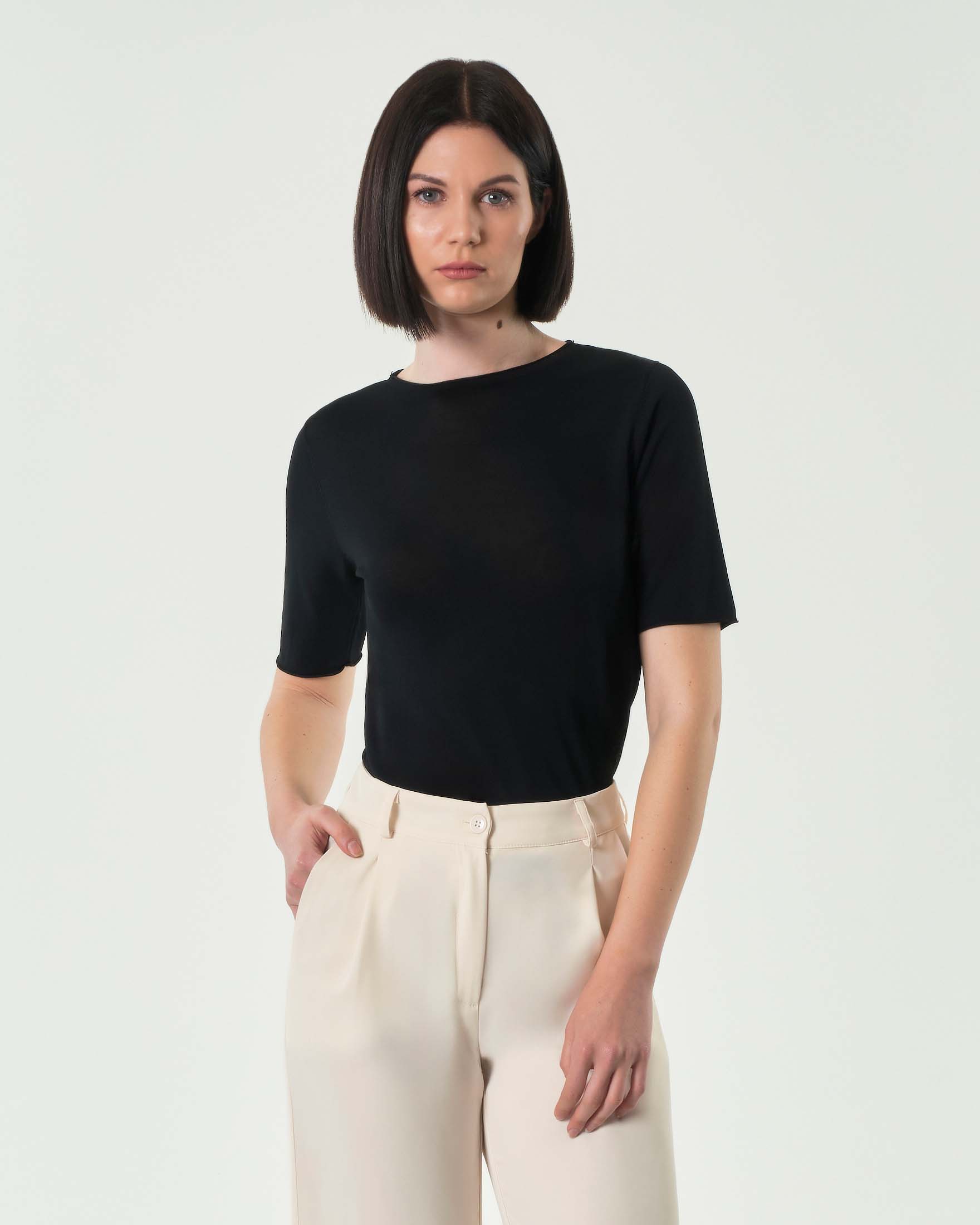 Maglia nera in misto viscosa con maniche corte e orlo a vivo