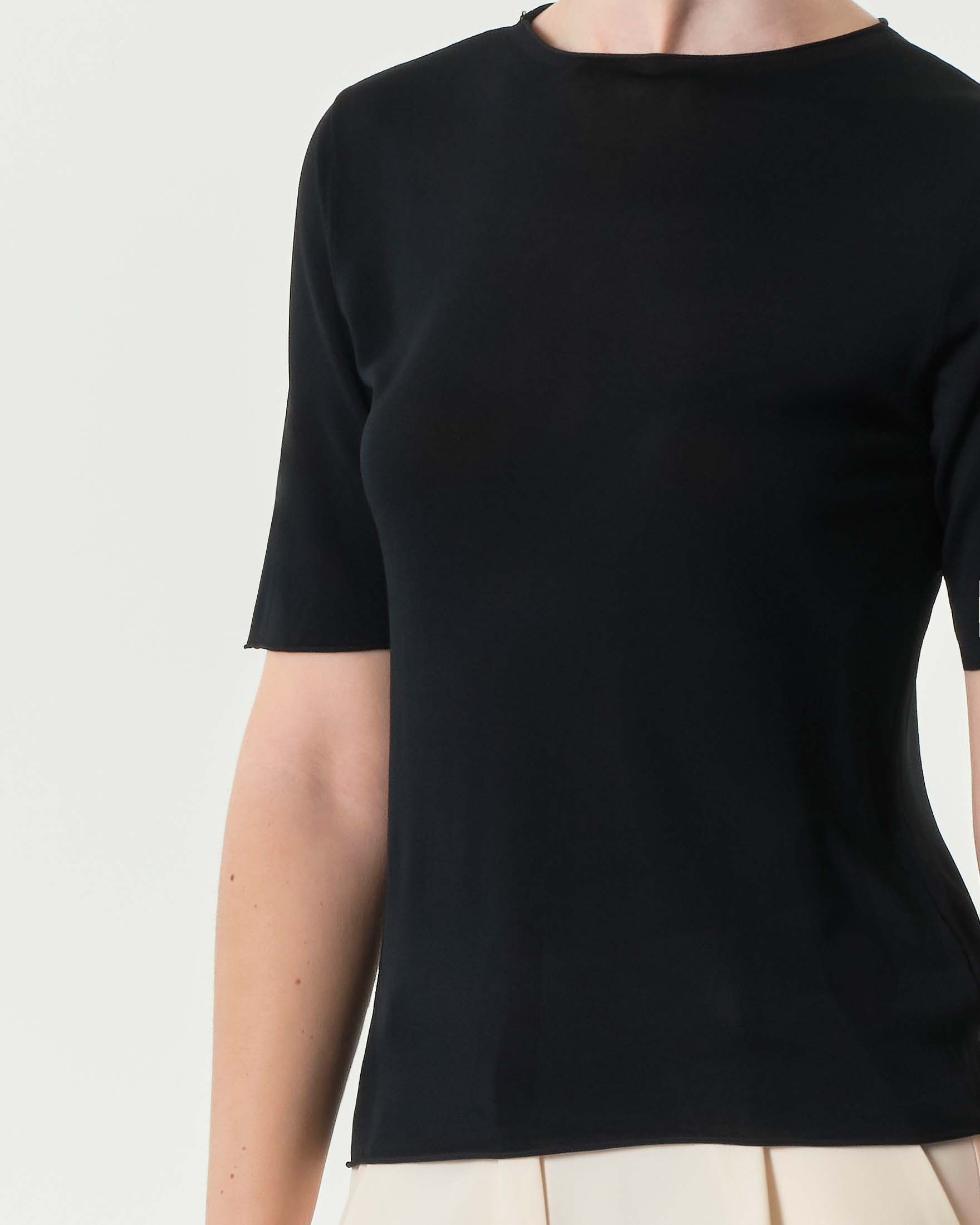 Maglia nera in misto viscosa con maniche corte e orlo a vivo image