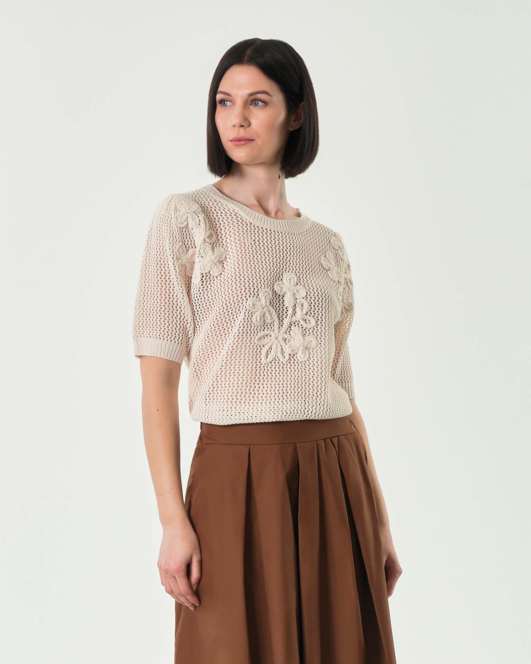 Maglia color ecrù in rete di misto cotone con ricami a fiore e maniche corte