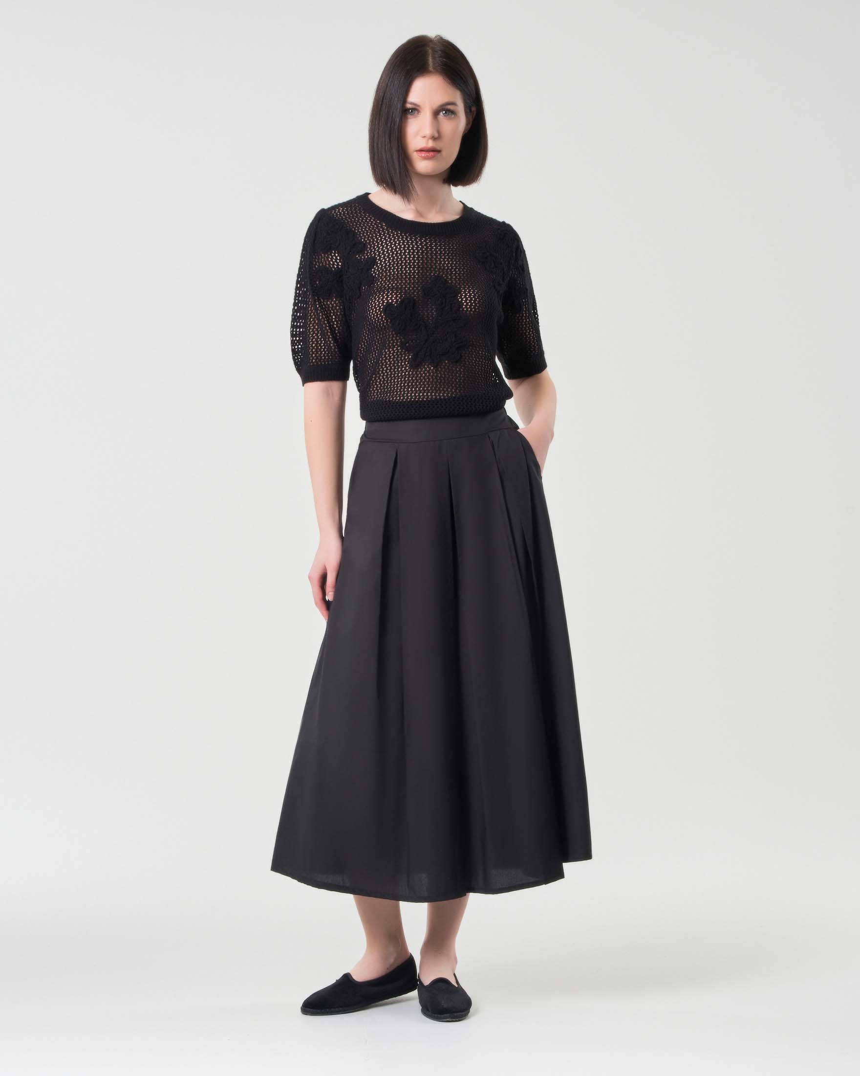 Maglia nera in rete di misto cotone con ricami a fiore e maniche corte image