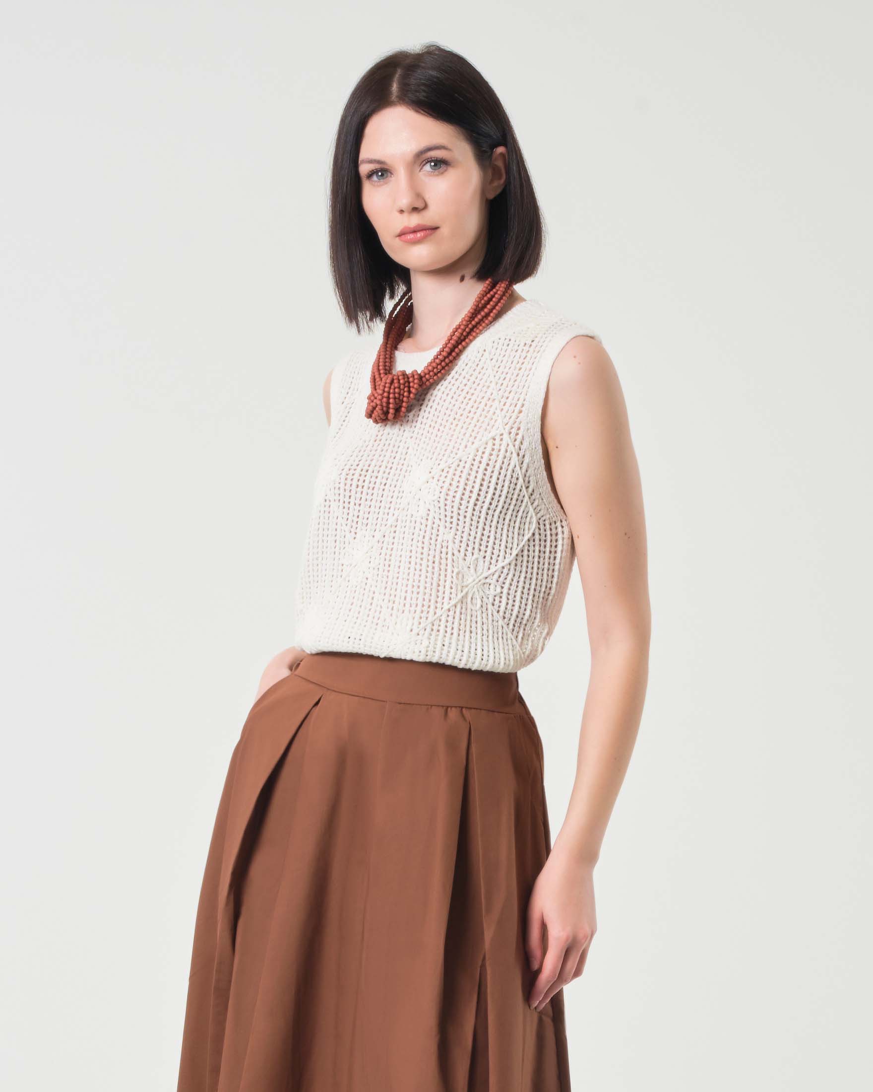 Gilet bianco in misto cotone a rete con ricami a rombi e floreali tono su tono