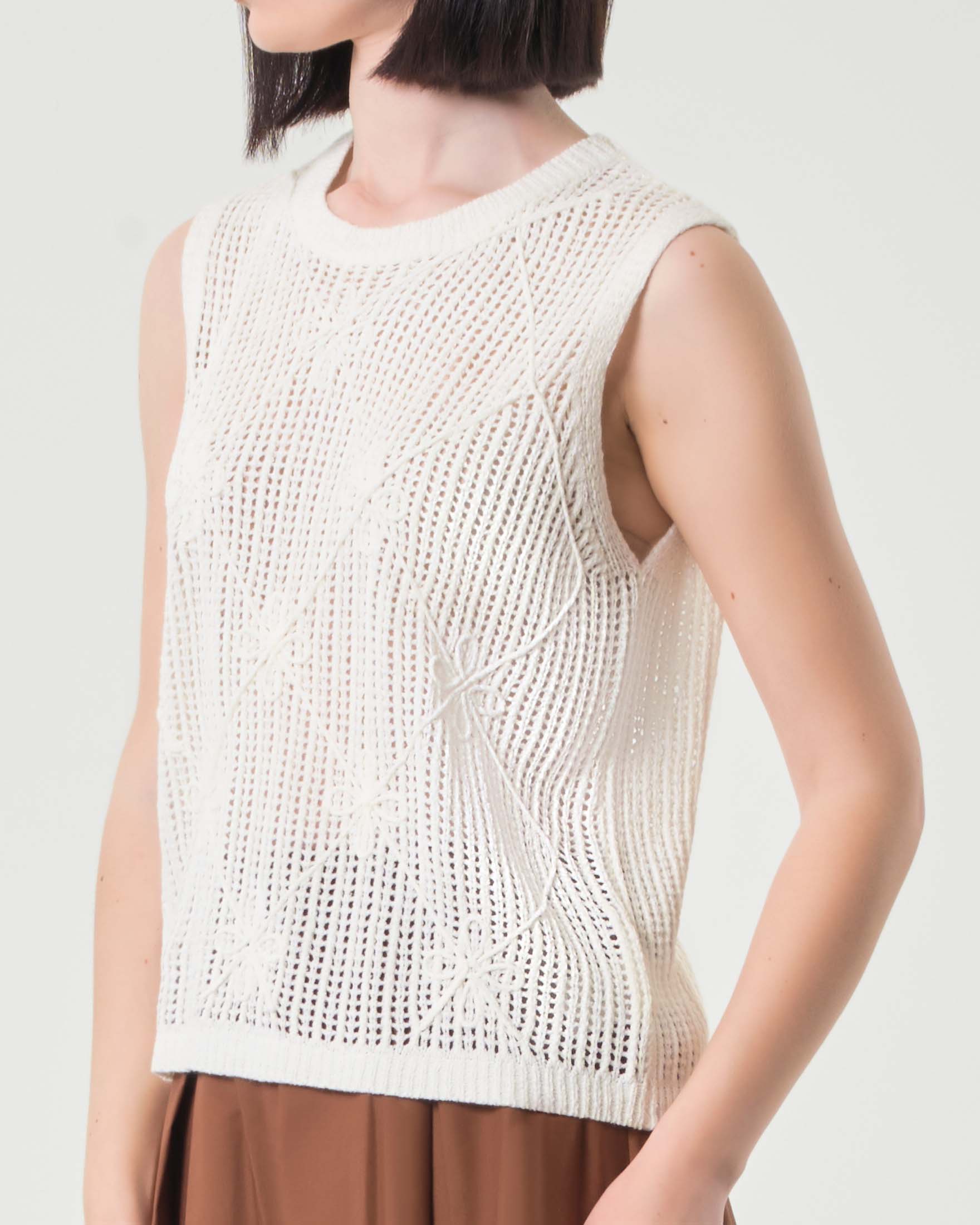 Gilet bianco in misto cotone a rete con ricami a rombi e floreali tono su tono
