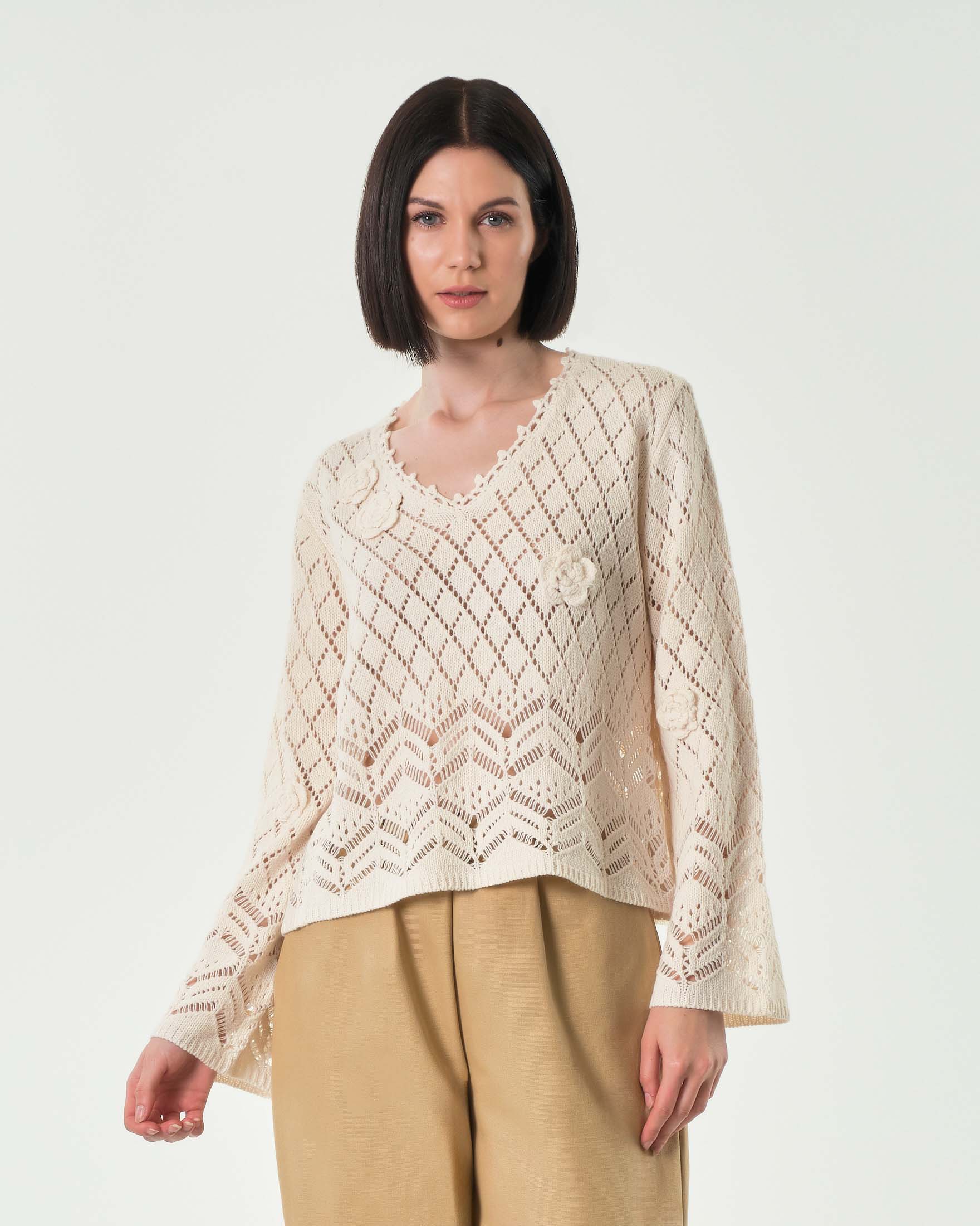 Maglia bianca crochet a lavorazione traforata a rombi con scollo a V