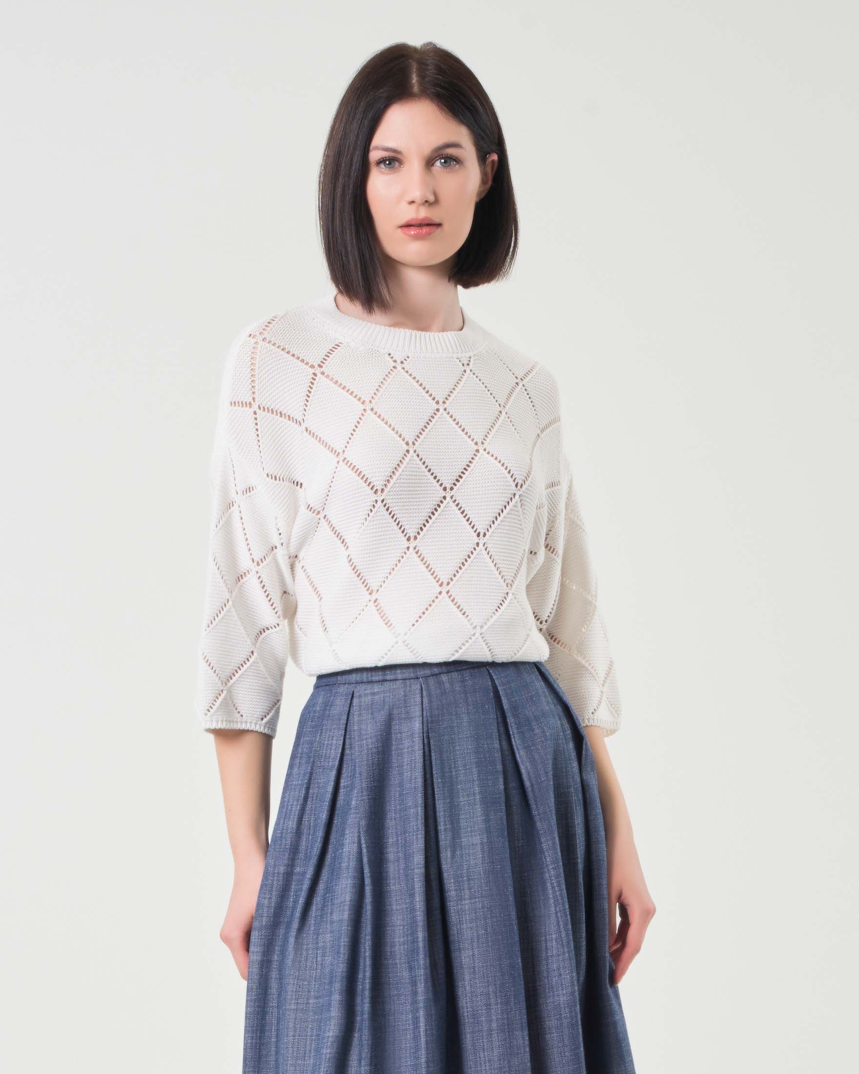 Maglia bianca in misto cotone a lavorazione punzonata a rombi