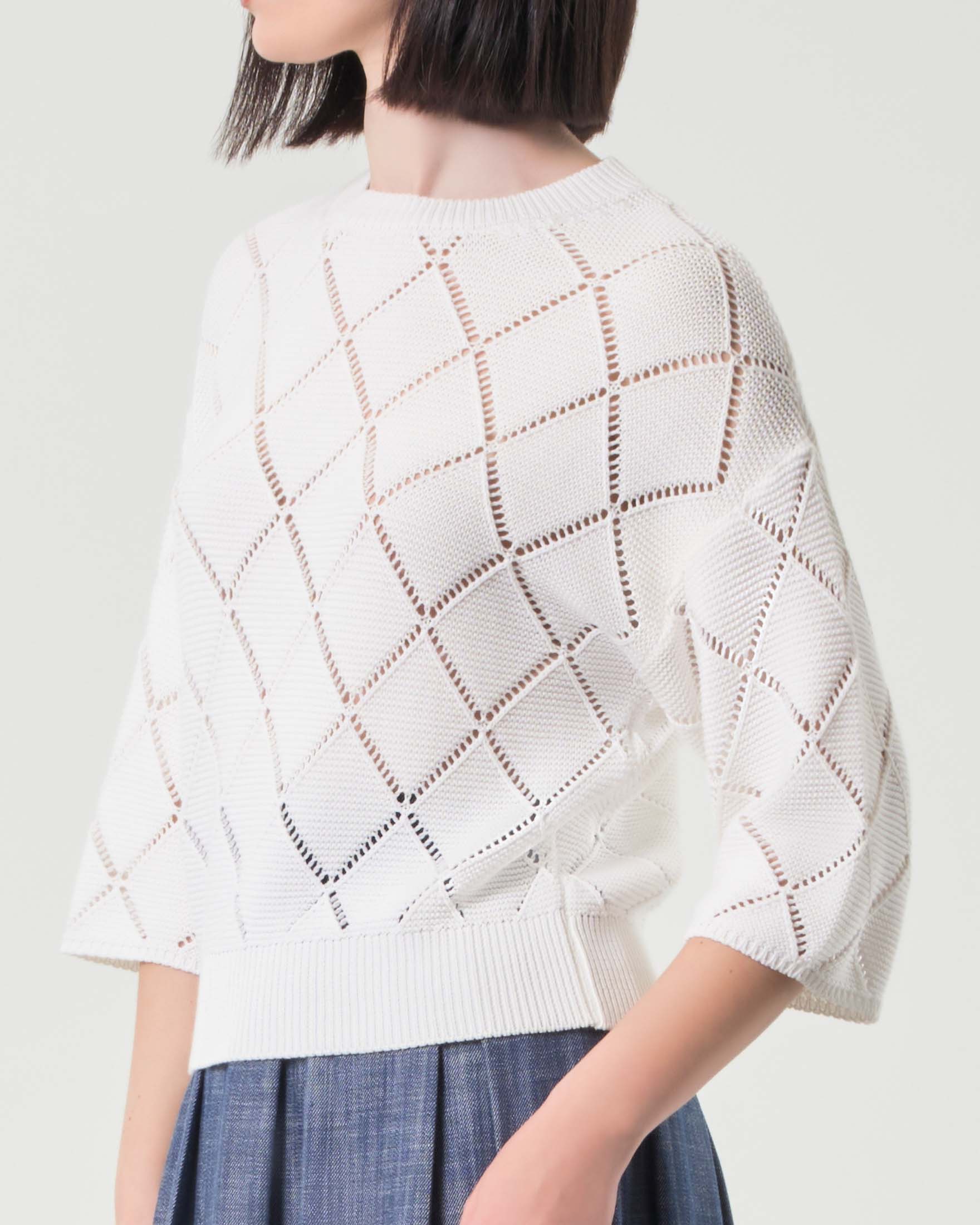 Maglia bianca in misto cotone a lavorazione punzonata a rombi image