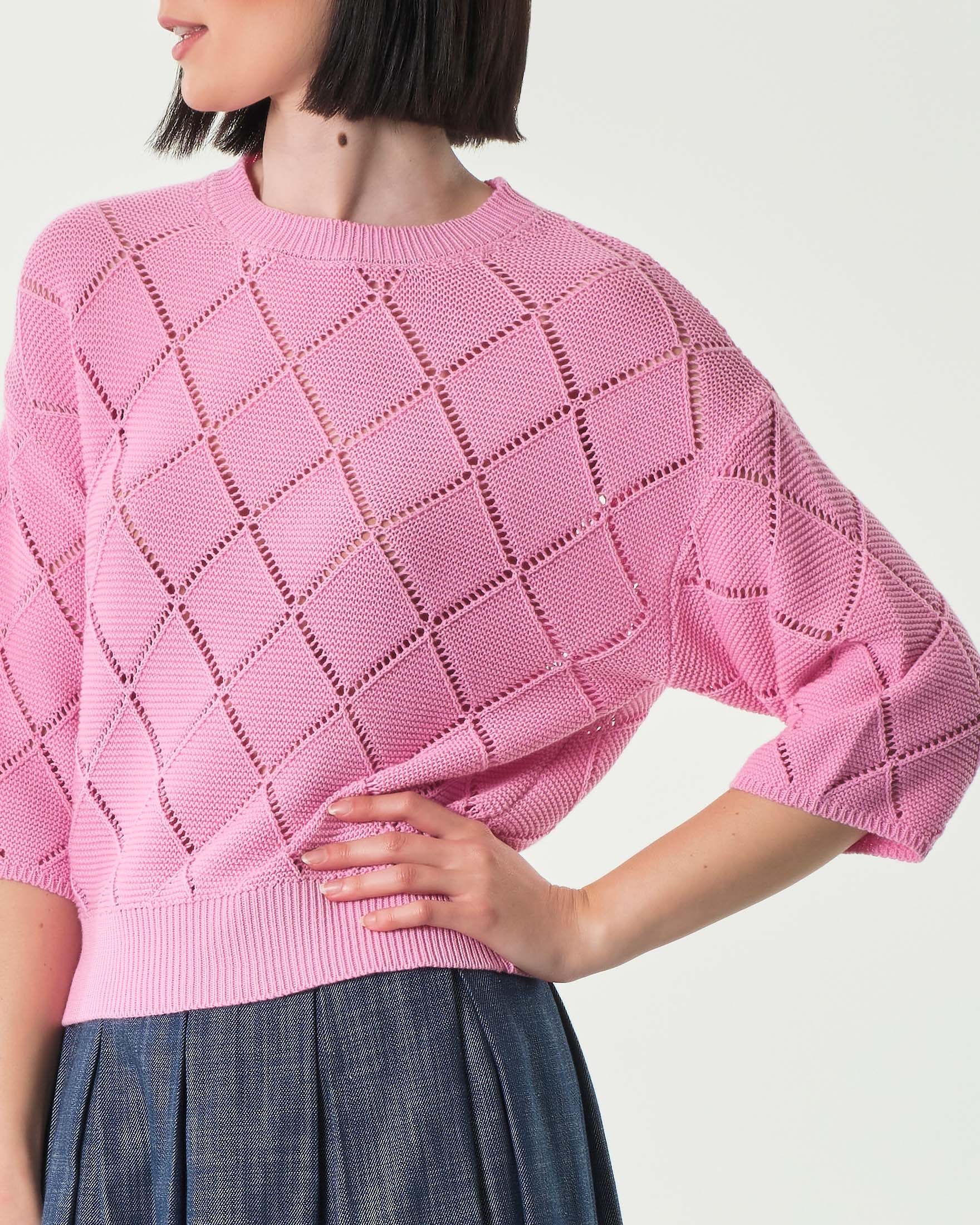 Maglia rosa in misto cotone a lavorazione punzonata a rombi image