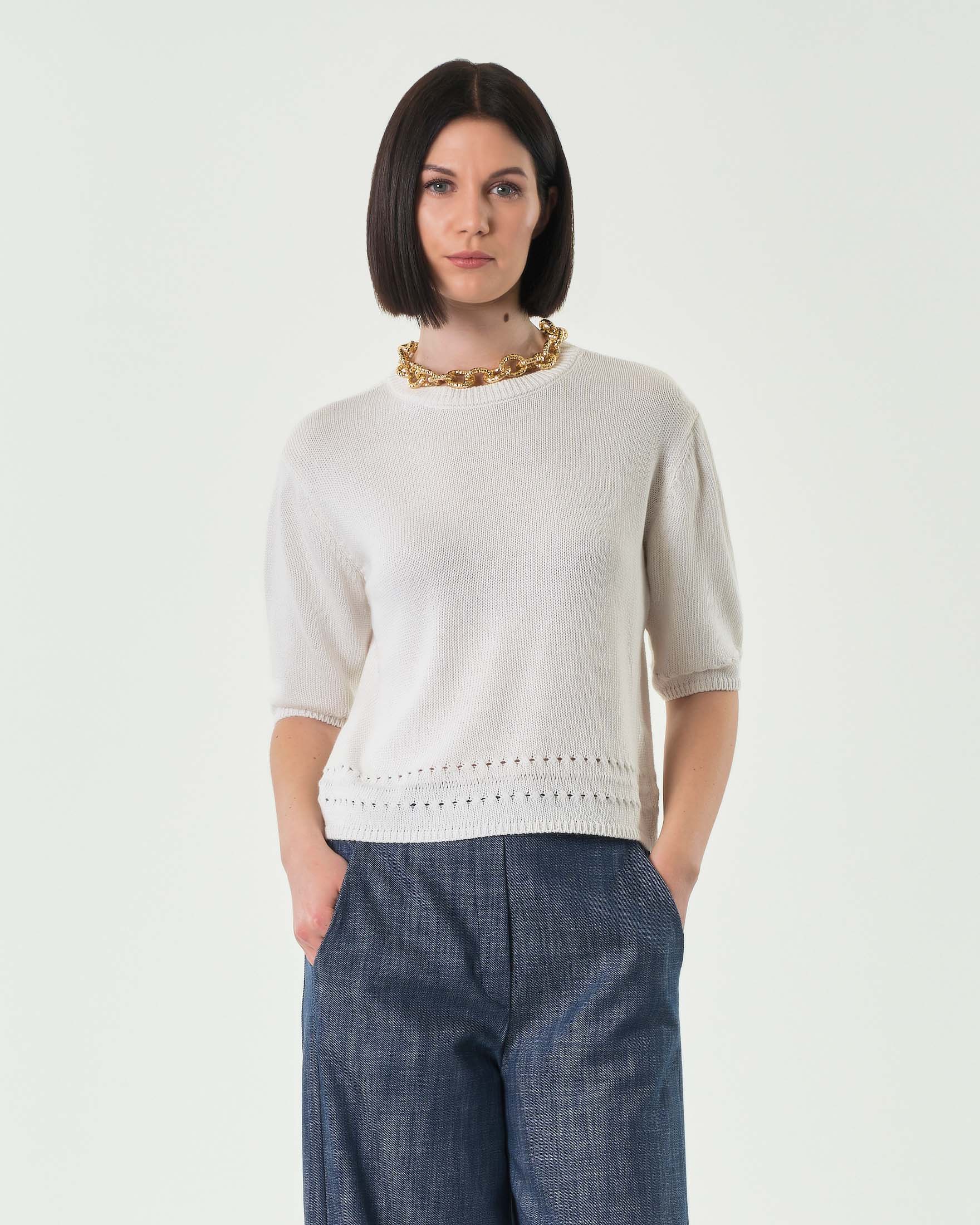 Maglia bianca in misto cotone con motivo trasforato sul fondo e maniche corte