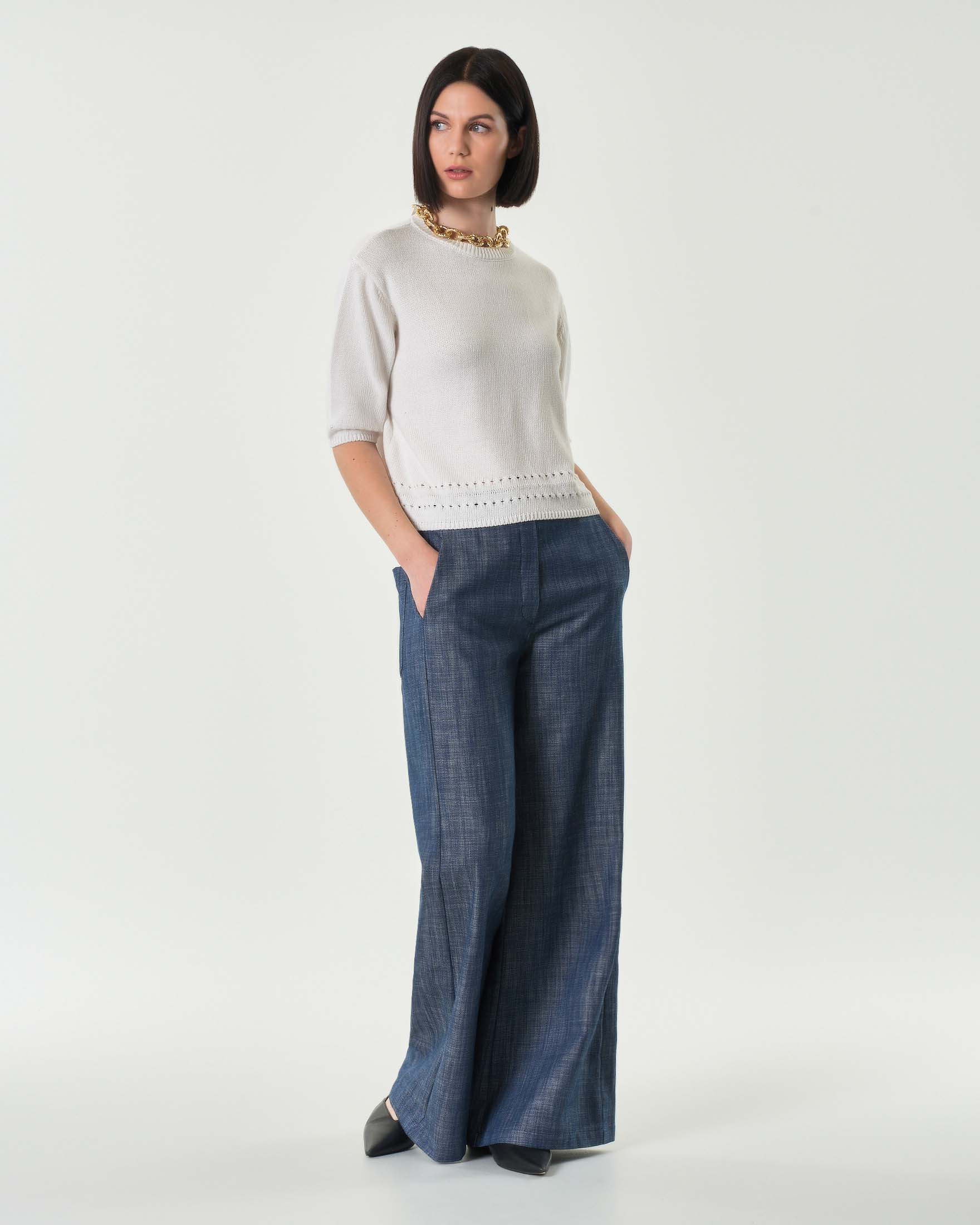 Maglia bianca in misto cotone con motivo trasforato sul fondo e maniche corte image