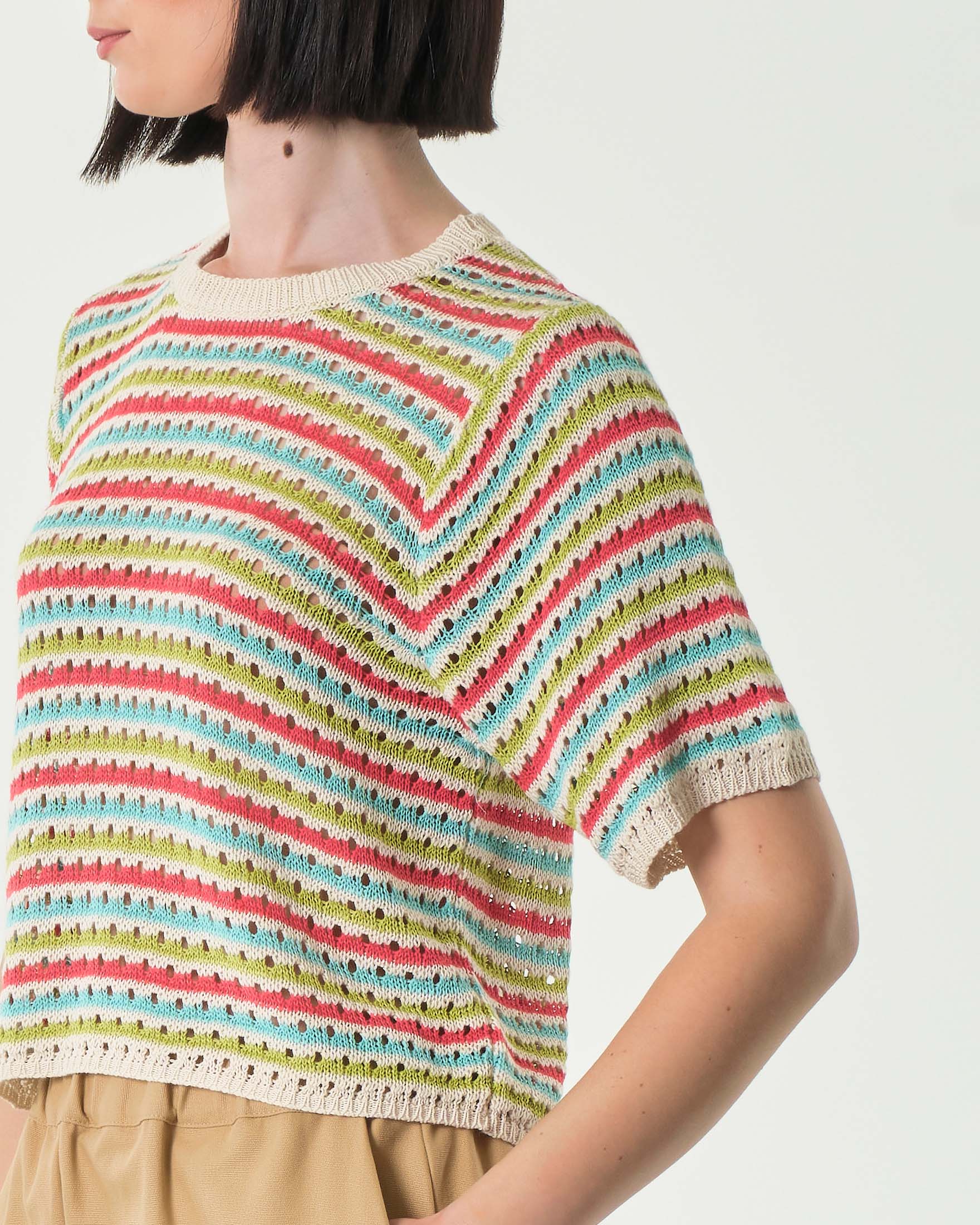 Maglia a maniche corte in viscosa a lavorazione punzonata a righe verdi e corallo image