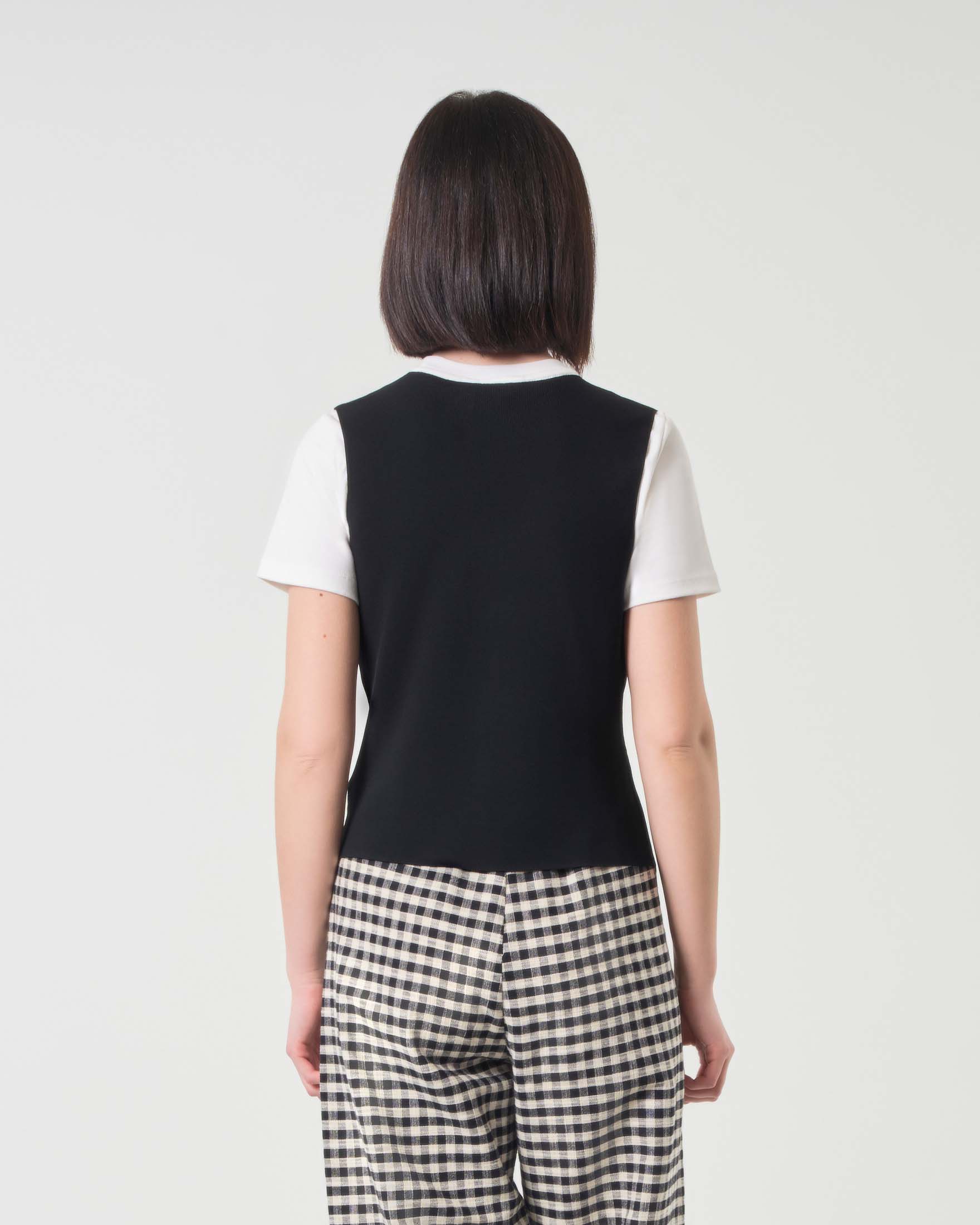 Gilet nero in misto viscosa con scollo a V e bottoni a contrasto di colore