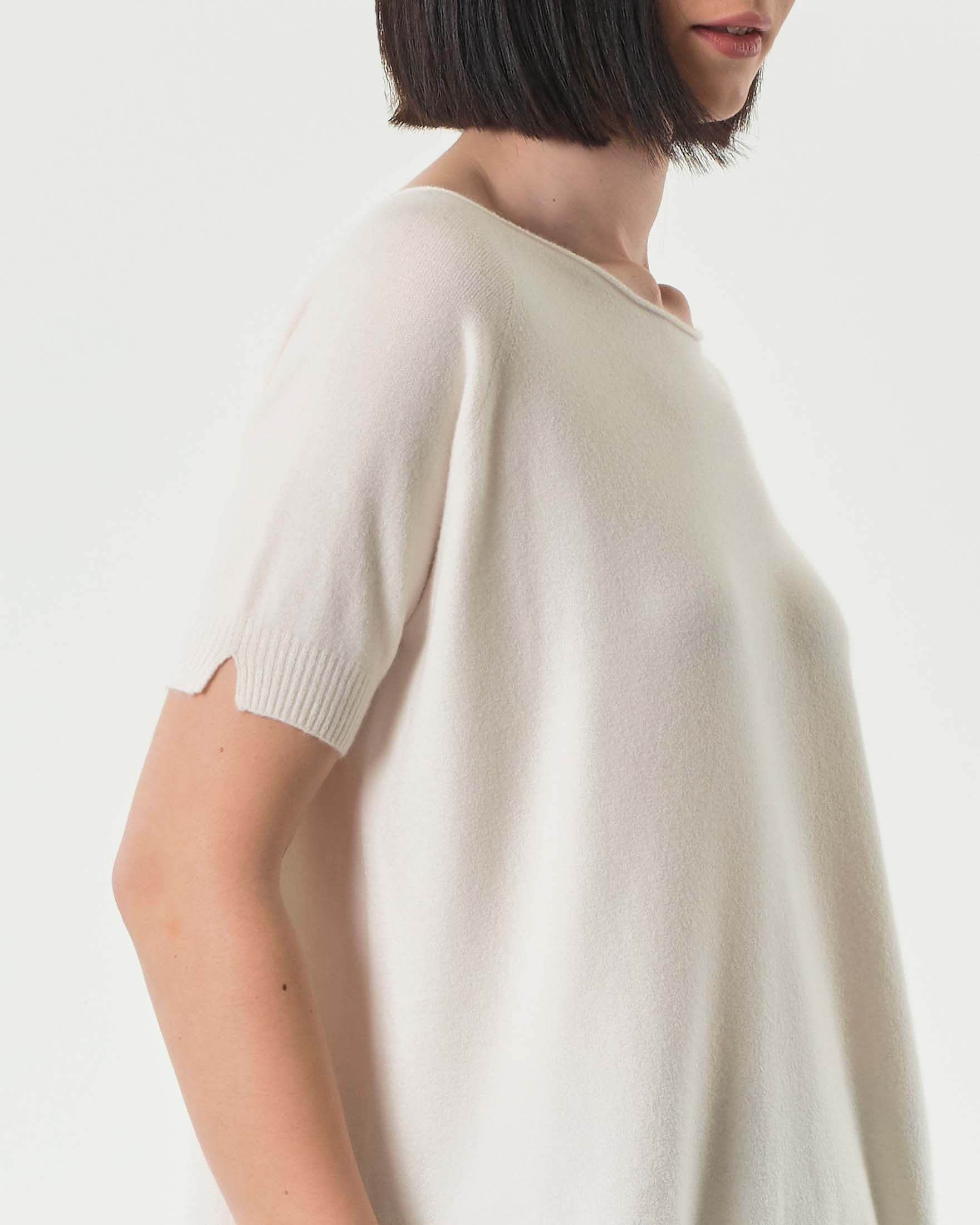 Maglia bianca in misto viscosa a maniche corte con spacchetto sul fondo posteriore image