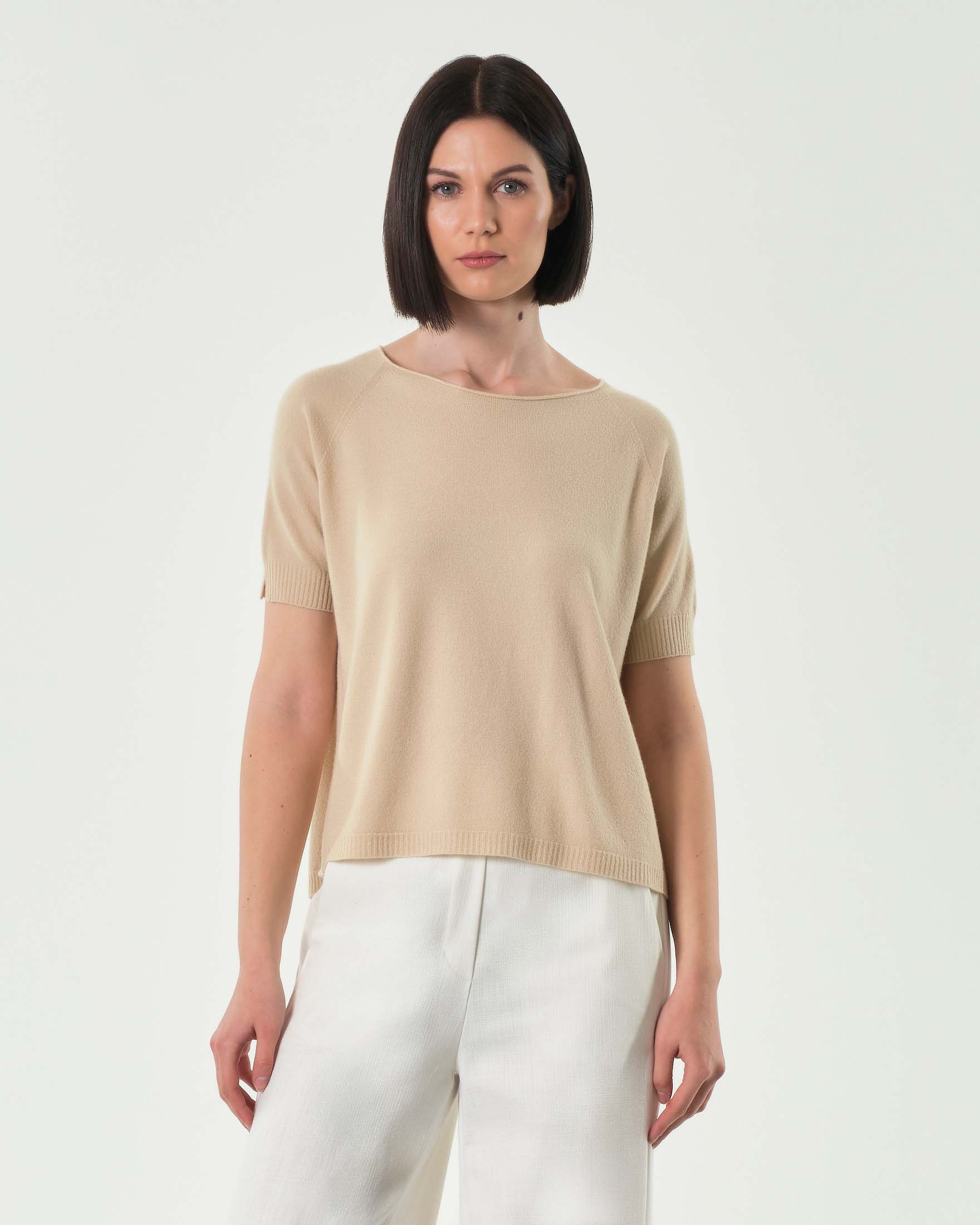 Maglia beige in misto viscosa a maniche corte con spacchetto sul fondo posteriore