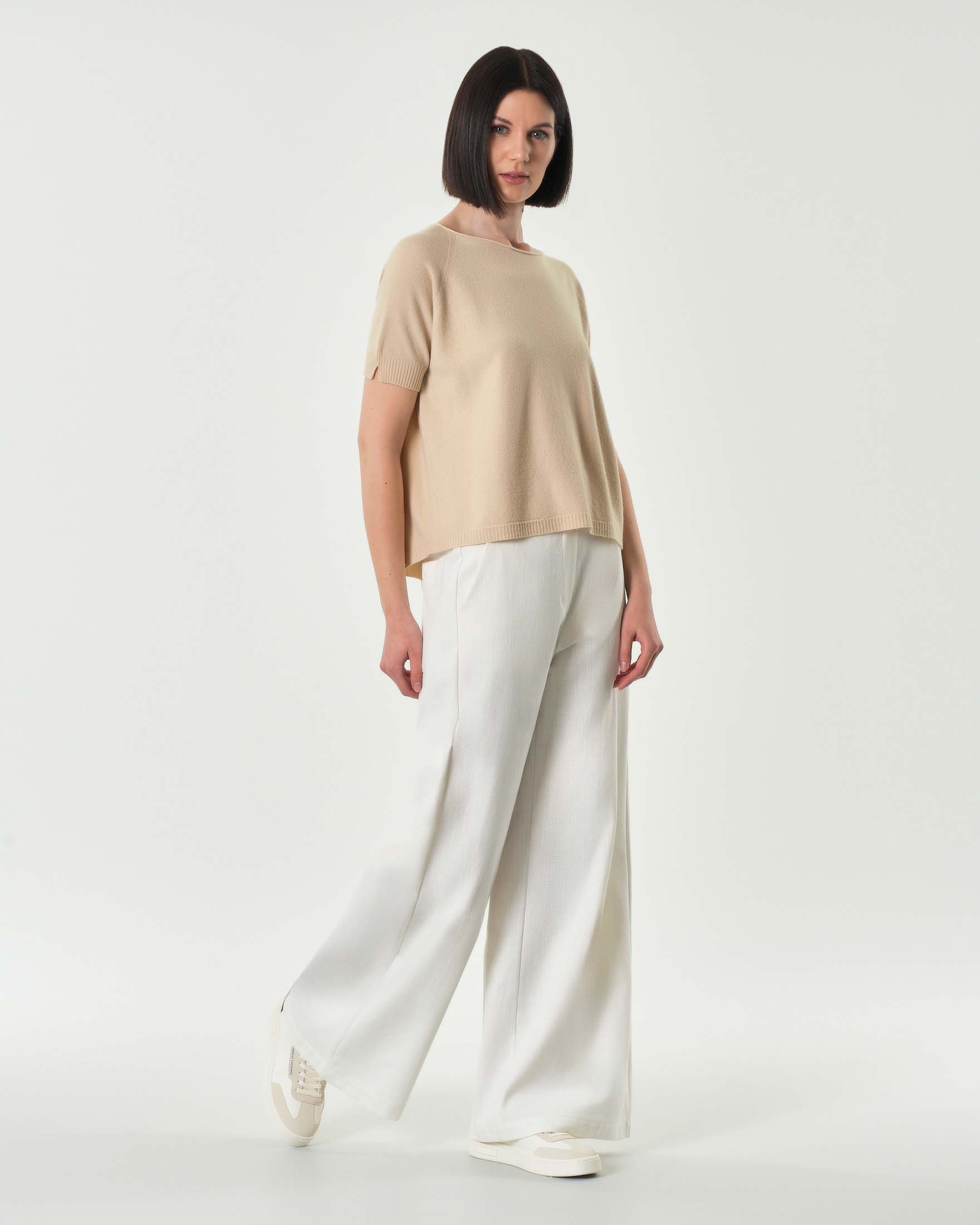 Maglia beige in misto viscosa a maniche corte con spacchetto sul fondo posteriore image