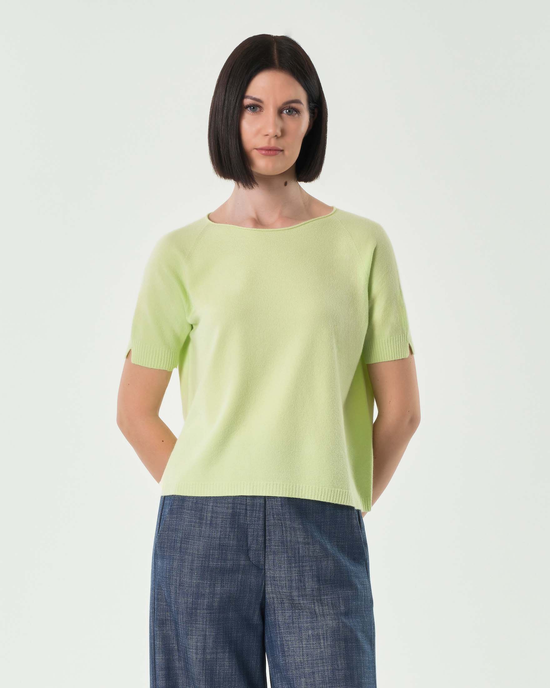 Maglia color lime in misto viscosa a maniche corte con spacchetto sul fondo posteriore