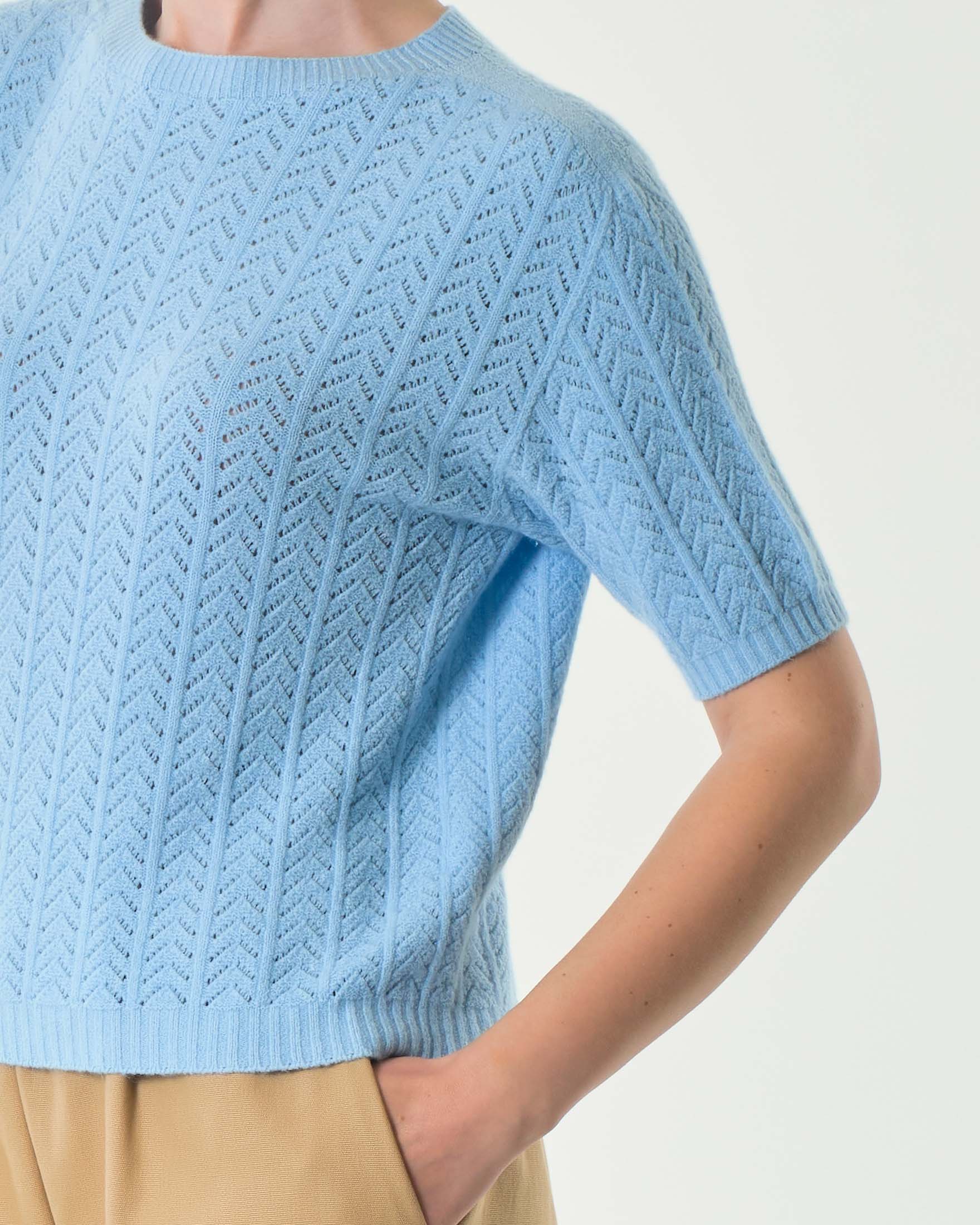Maglia azzurra a maniche corte in viscosa a motivo punzonato a spina di pesce image