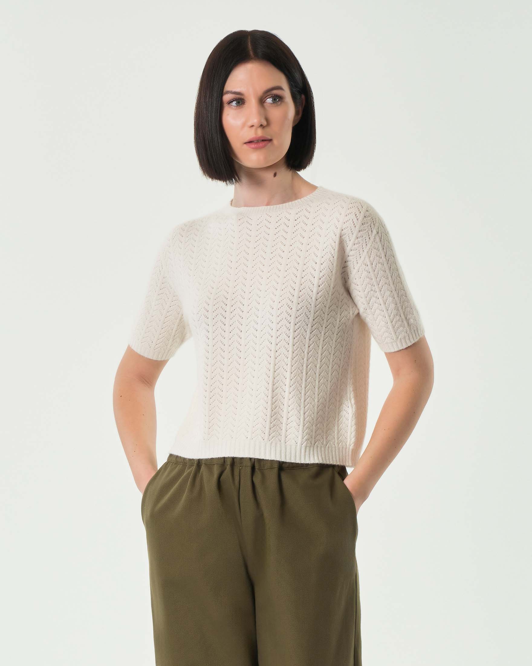 Maglia bianca a maniche corte in viscosa a motivo punzonato a spina di pesce