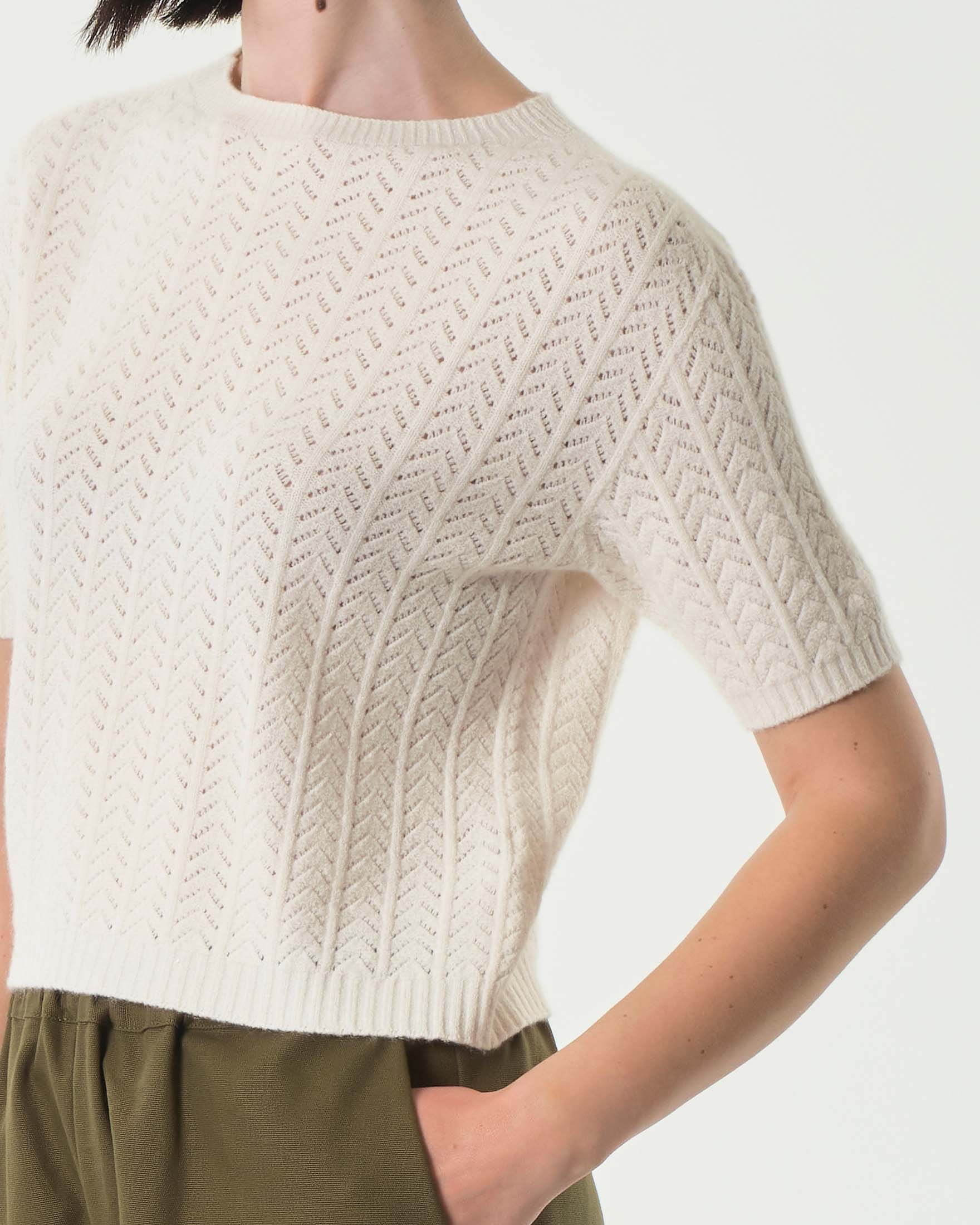 Maglia bianca a maniche corte in viscosa a motivo punzonato a spina di pesce image