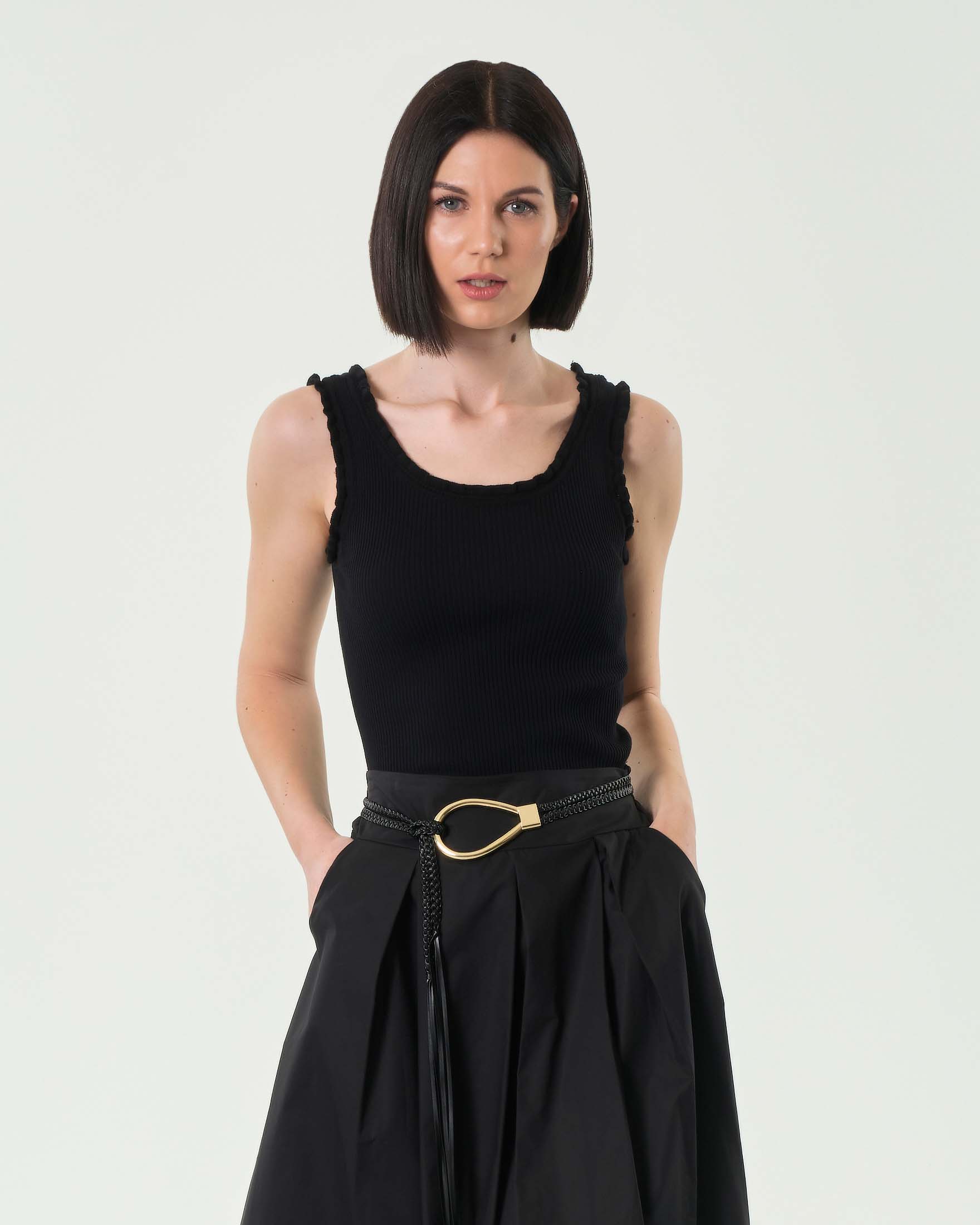 Tank top nero in misto viscosa a costine con rouches lungo i profili