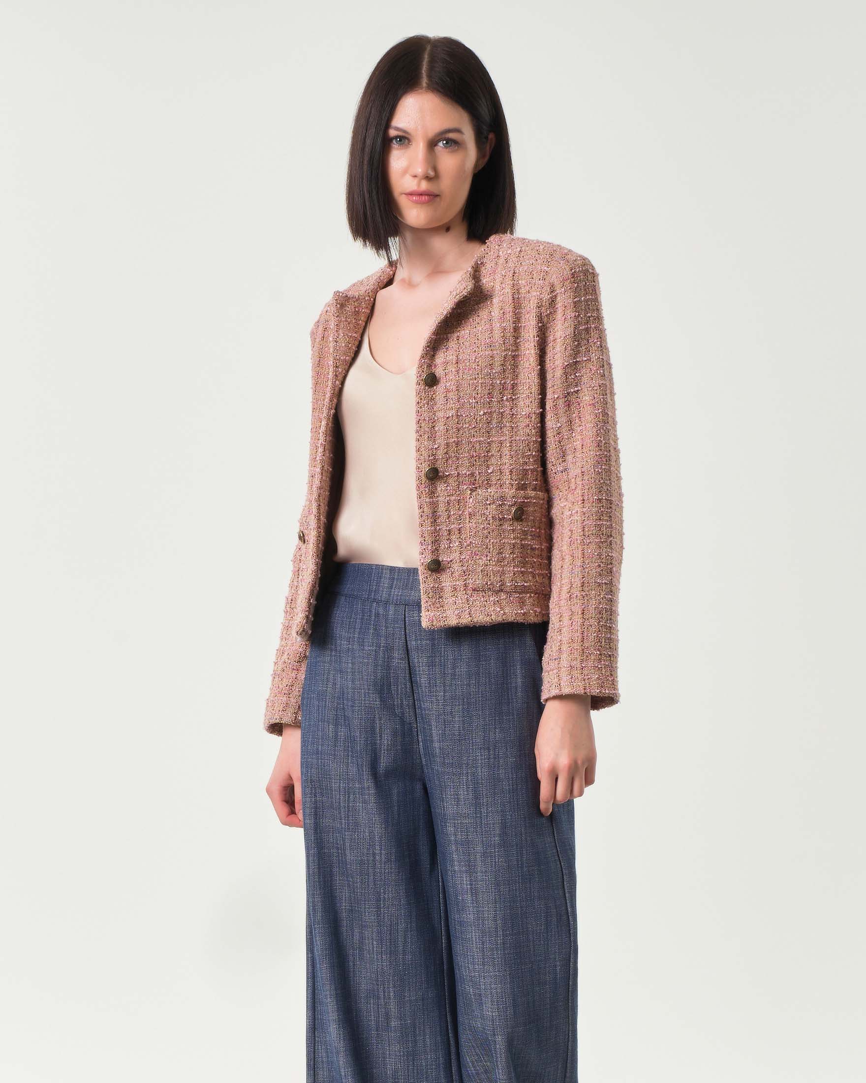 Giacca rosa e beige in stuoia di misto cotone con scollo tondo e bottoni lavorati