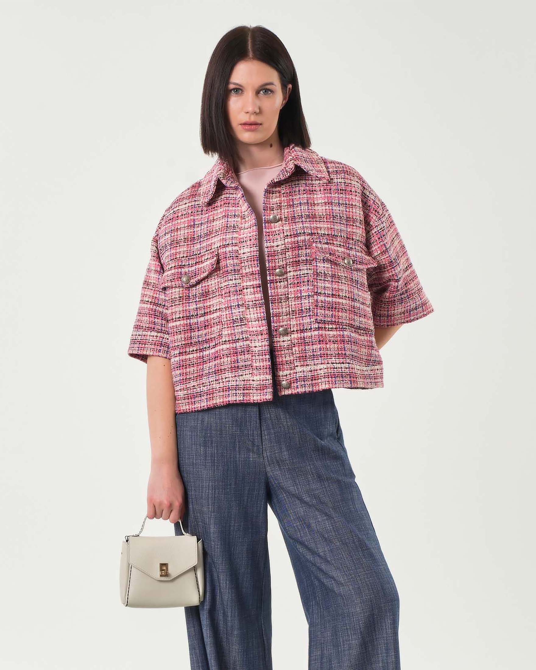 Giacca over a camicia rosa e beige in stuoia di misto cotone con maniche al gomito