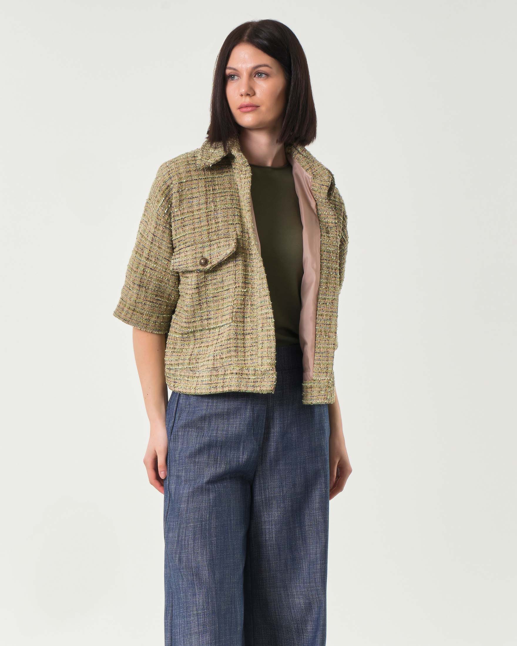 Giacca over a camicia verde e beige in stuoia di misto cotone con maniche al gomito
