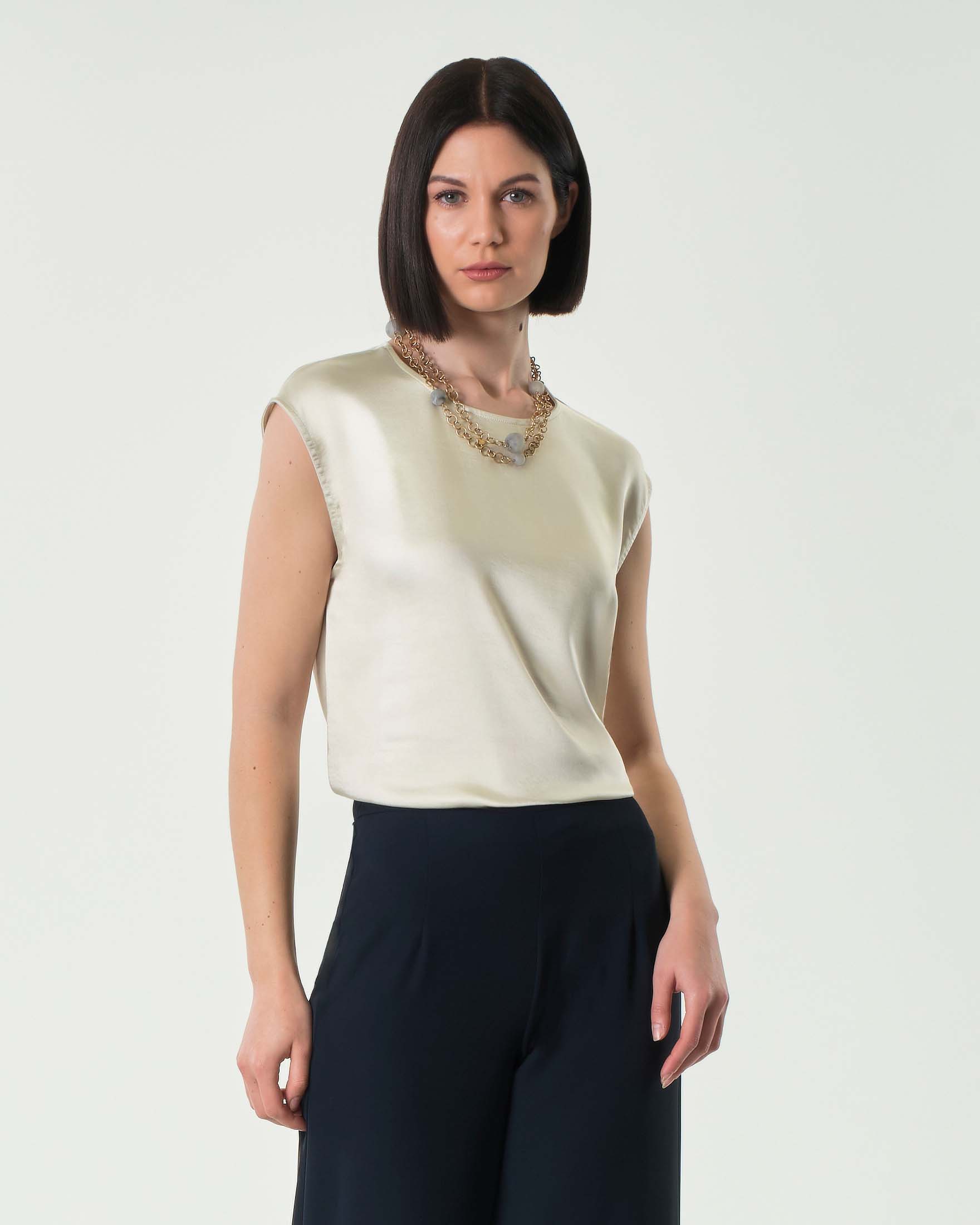 Blusa color avorio in tessuto effetto raso con maniche ad aletta