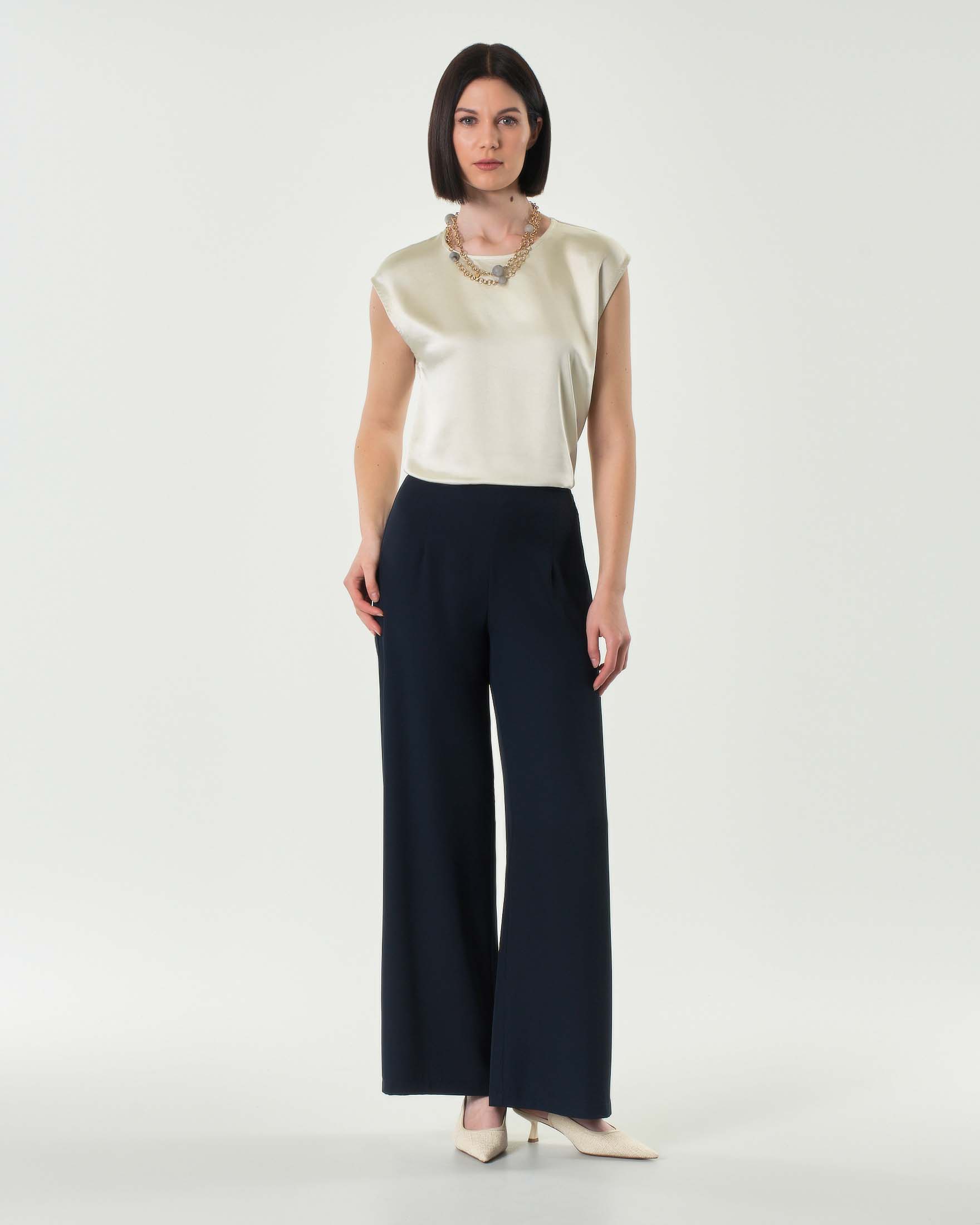 Blusa color avorio in tessuto effetto raso con maniche ad aletta image