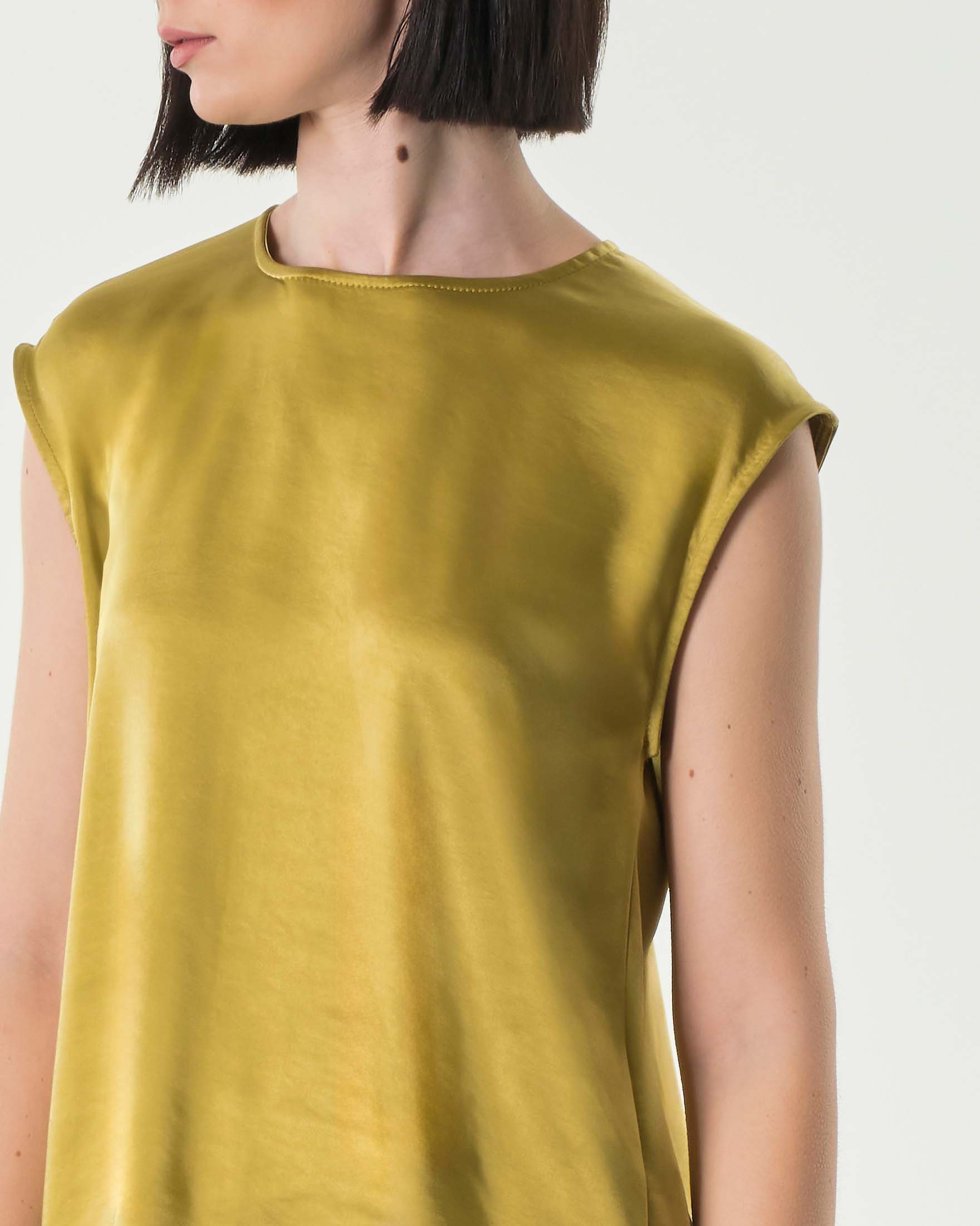 Blusa gialla in tessuto effetto raso con maniche ad aletta image
