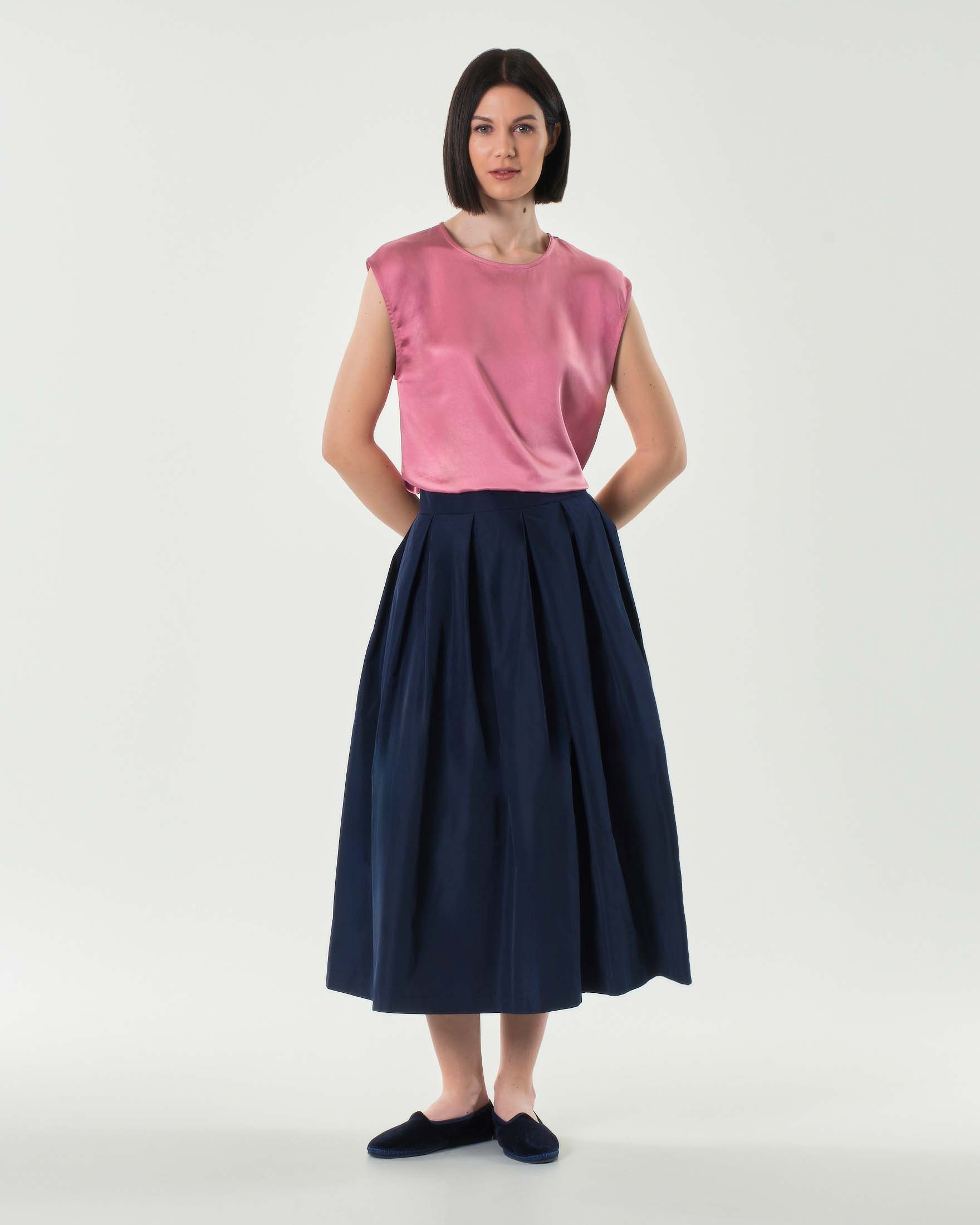Blusa rosa antico in tessuto effetto raso con maniche ad aletta image