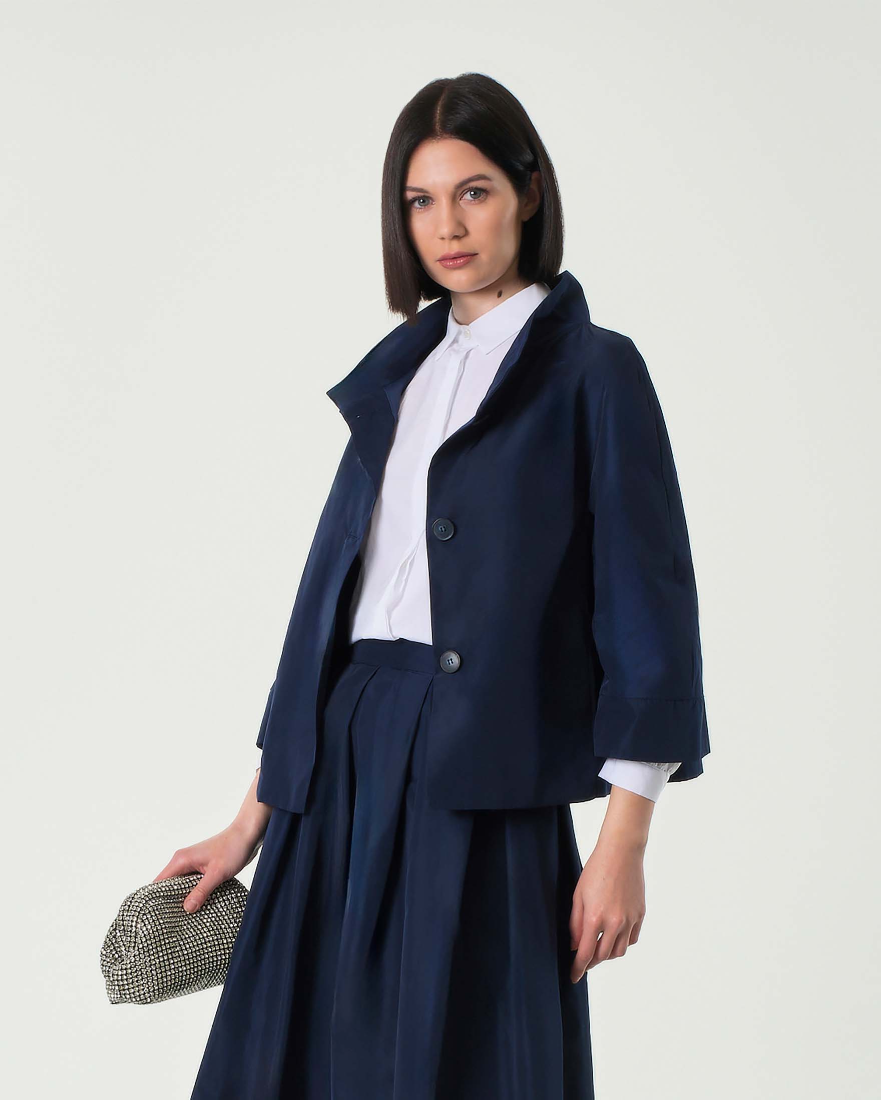 Giacca blu in taffetà con collo in piedi e maniche tre quarti