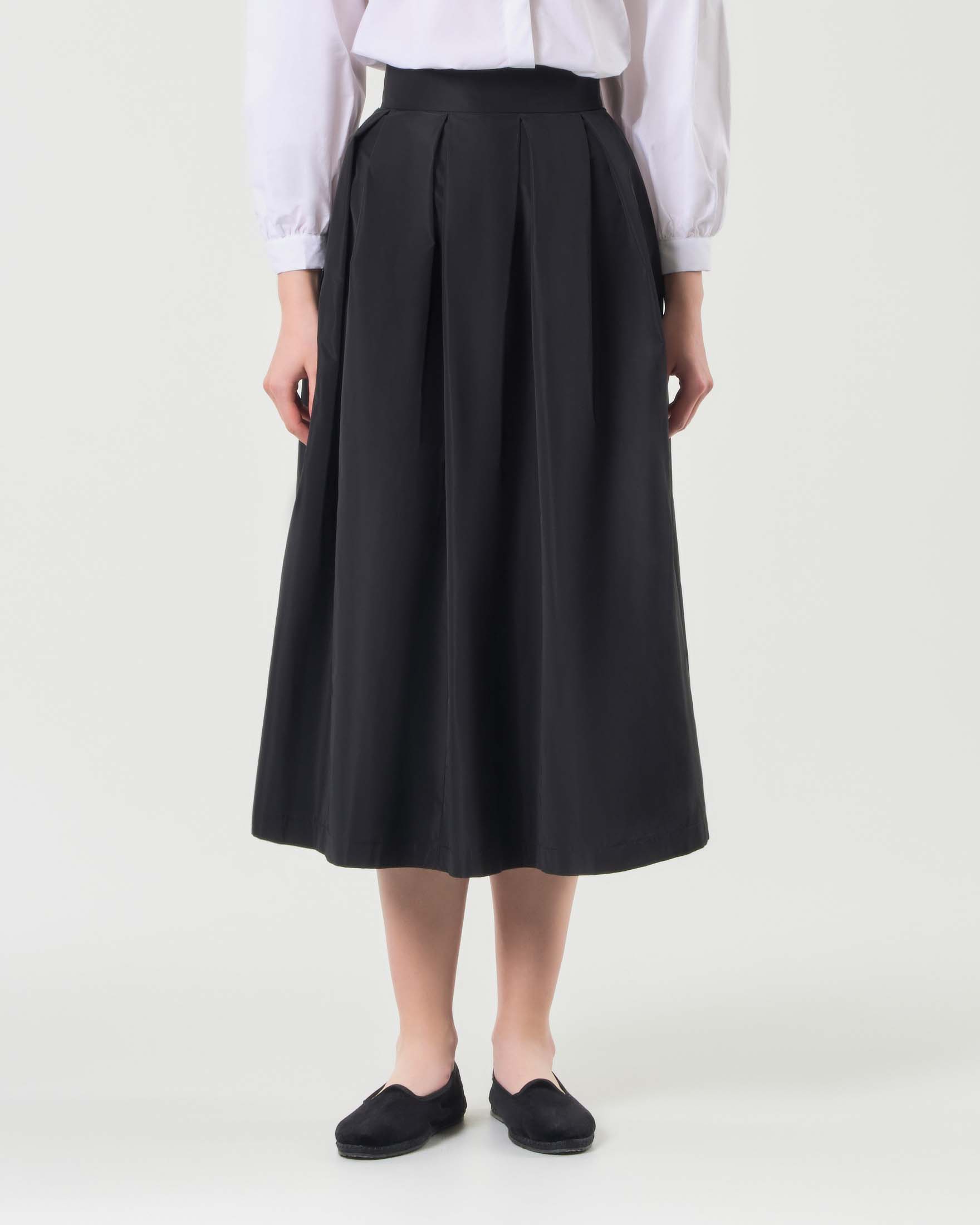 Gonna midi nera a faldoni in taffetà con fascia liscia in vita image