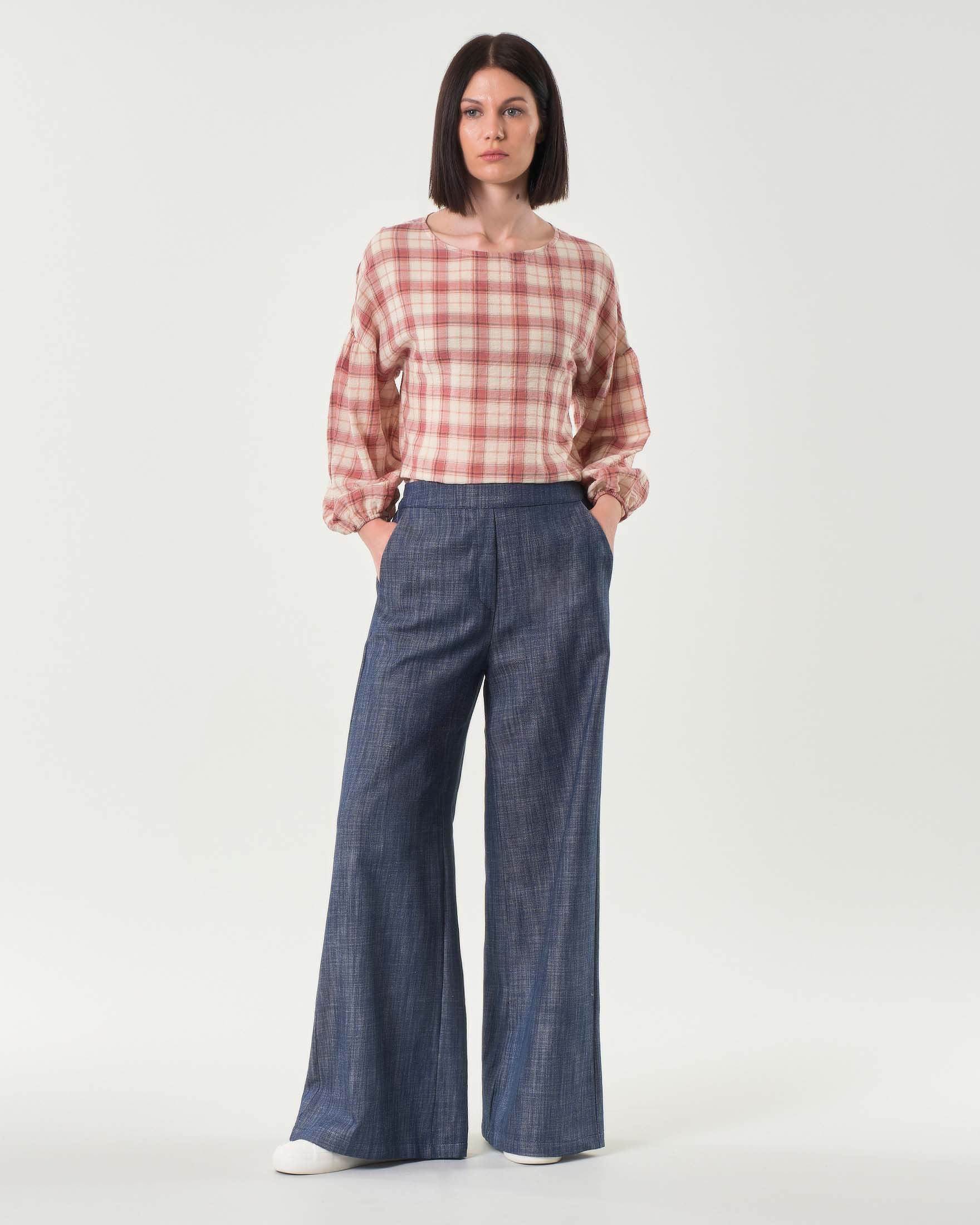 Pantaloni palazzo blu in denim di cotone con elastico inserito in vita sul retro