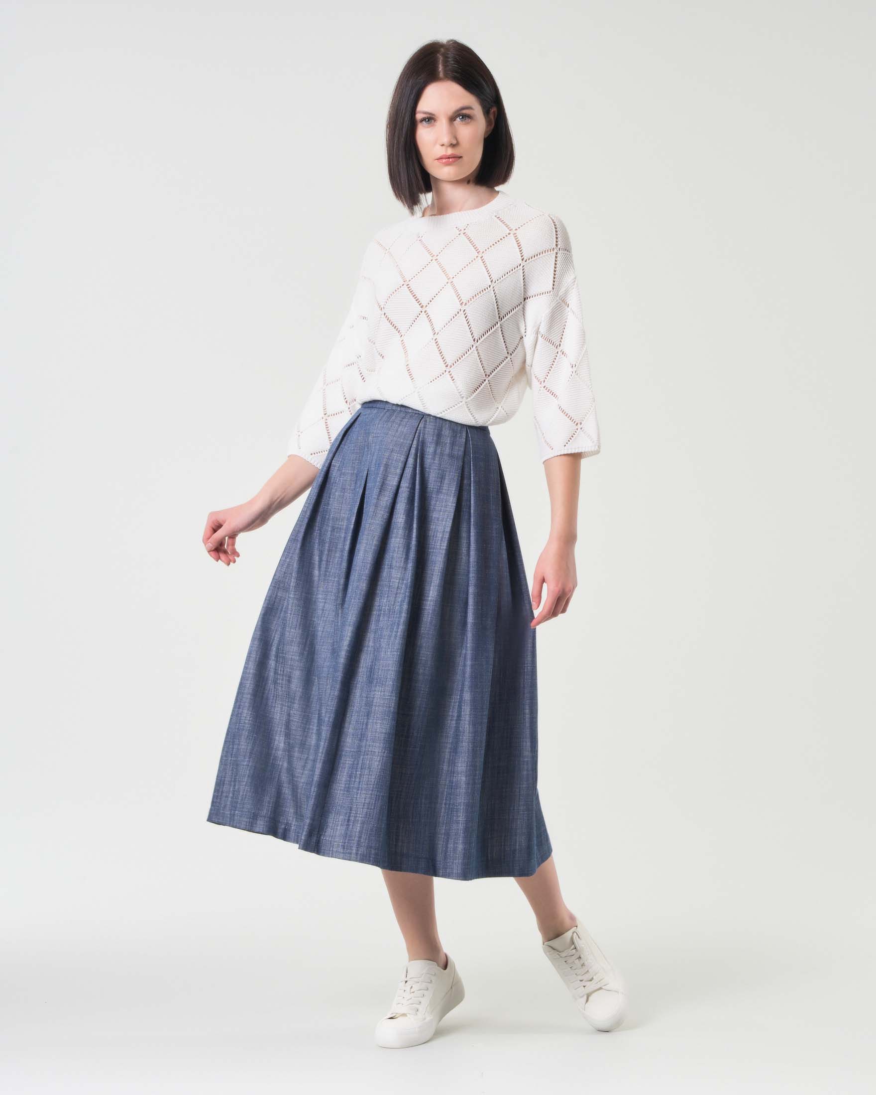Gonna midi in denim blu fiammato in cotone dalla linea ampia con faldoni