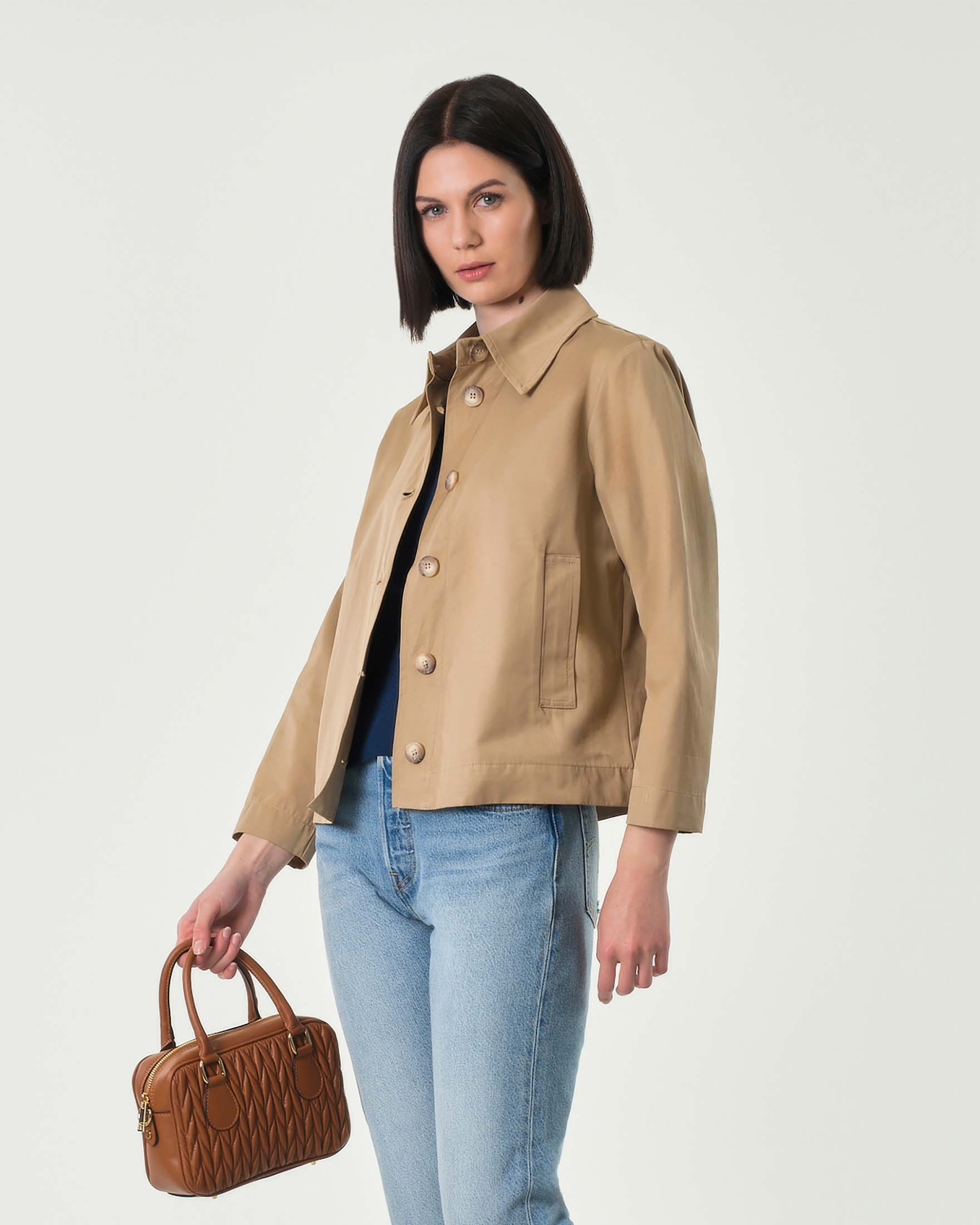 Giacchina beige in misto cotone antigoccia con colletto a camicia
