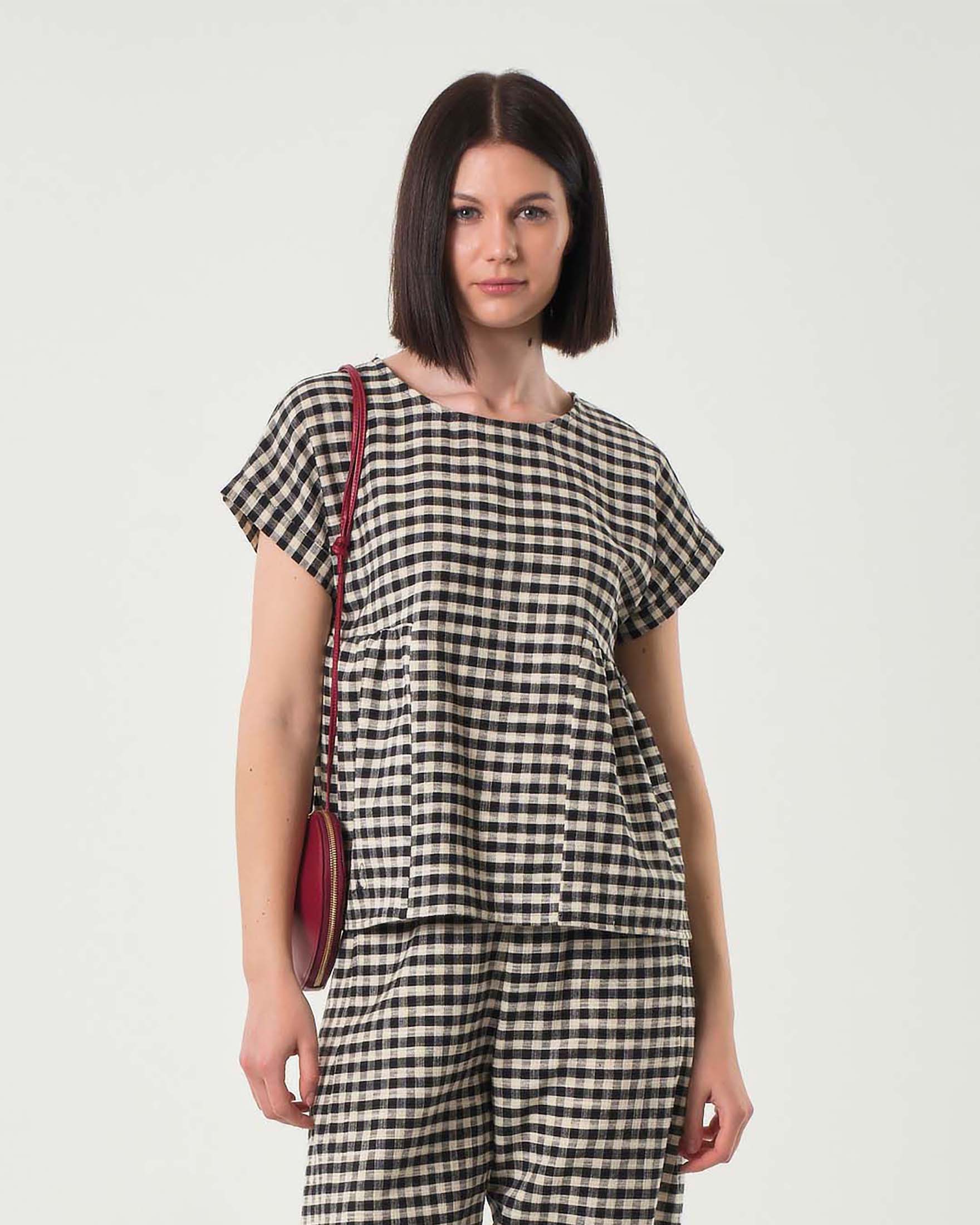 Blusa in cotone garzato a quadretti Vichy bianchi e neri con maniche ad aletta