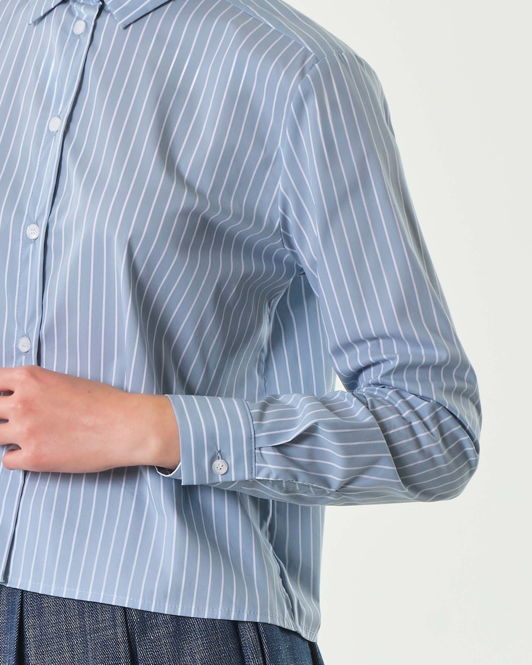Camicia azzurra cropped in misto cotone a righe bianche image