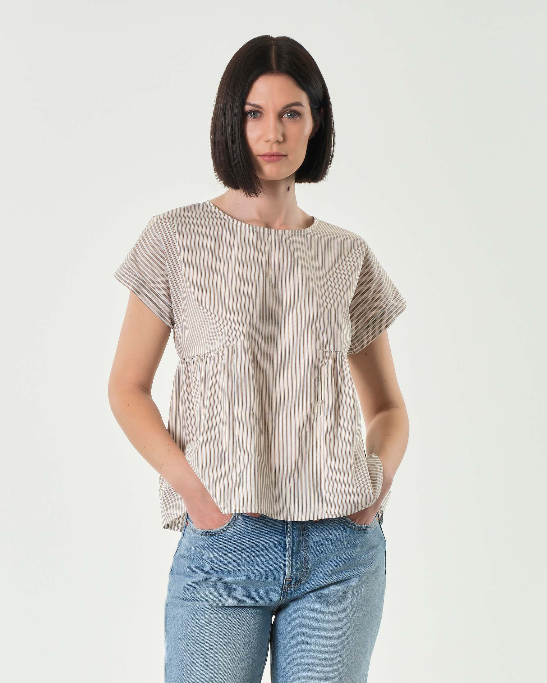 Blusa beige in misto cotone a righe bianche con taglio baby e maniche ad aletta